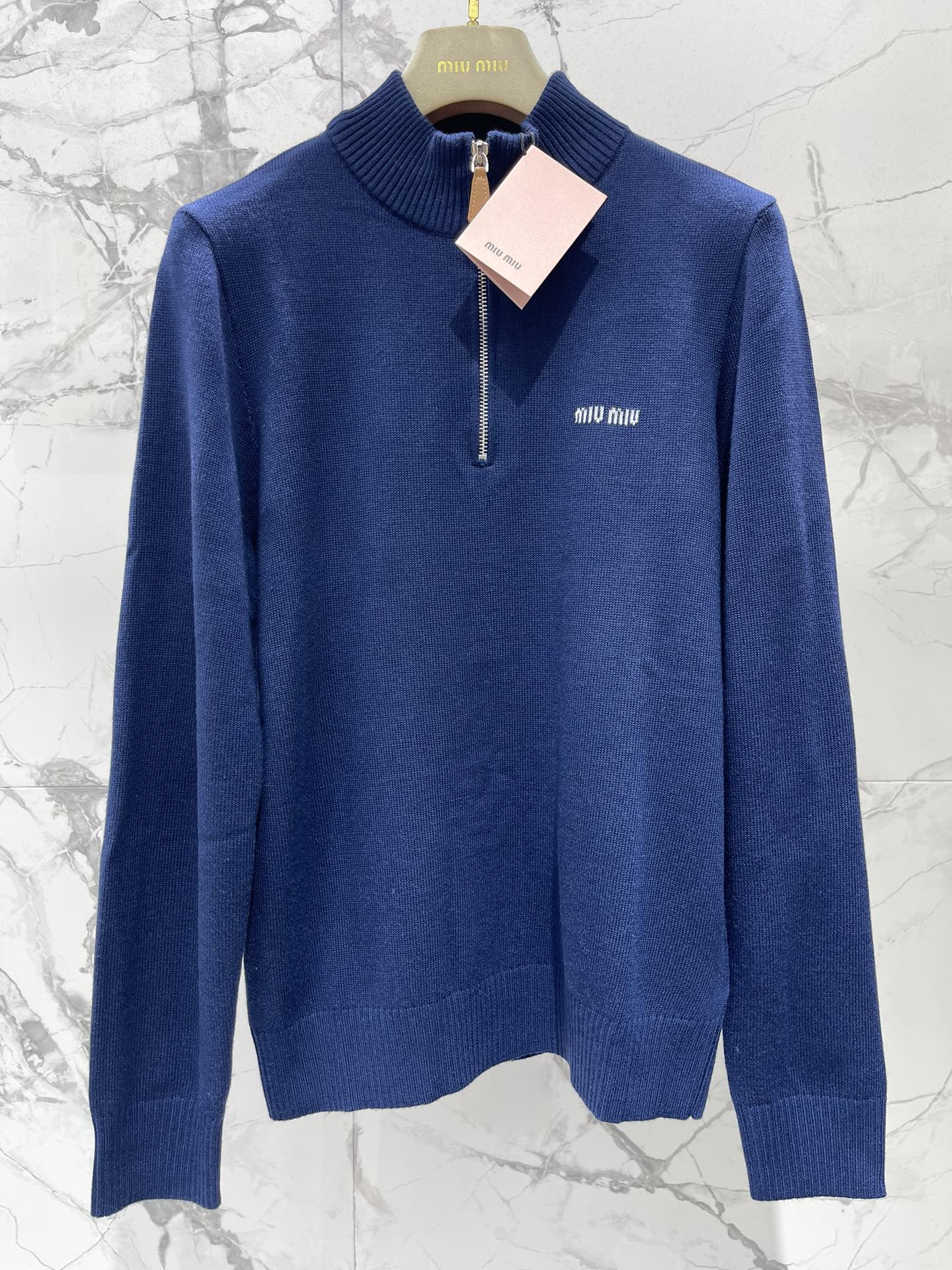 𝗠𝗜𝗨𝗠𝗜𝗨*缪缪早秋新款女士长袖半拉链毛衣针织衫简直是温柔与时尚的完美碰撞💥穿上它你就是早秋街头的甜酷