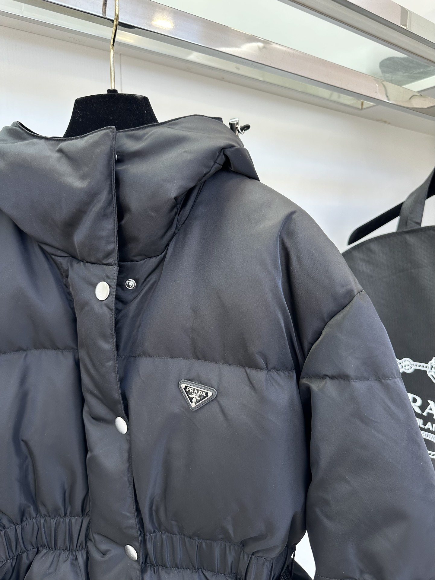 25 F 普拉达的这款蚂蚁腰羽绒服 耗时了这么久终于可以现货安排了 经典的收腰中长款版型 土豪级别的冲绒
