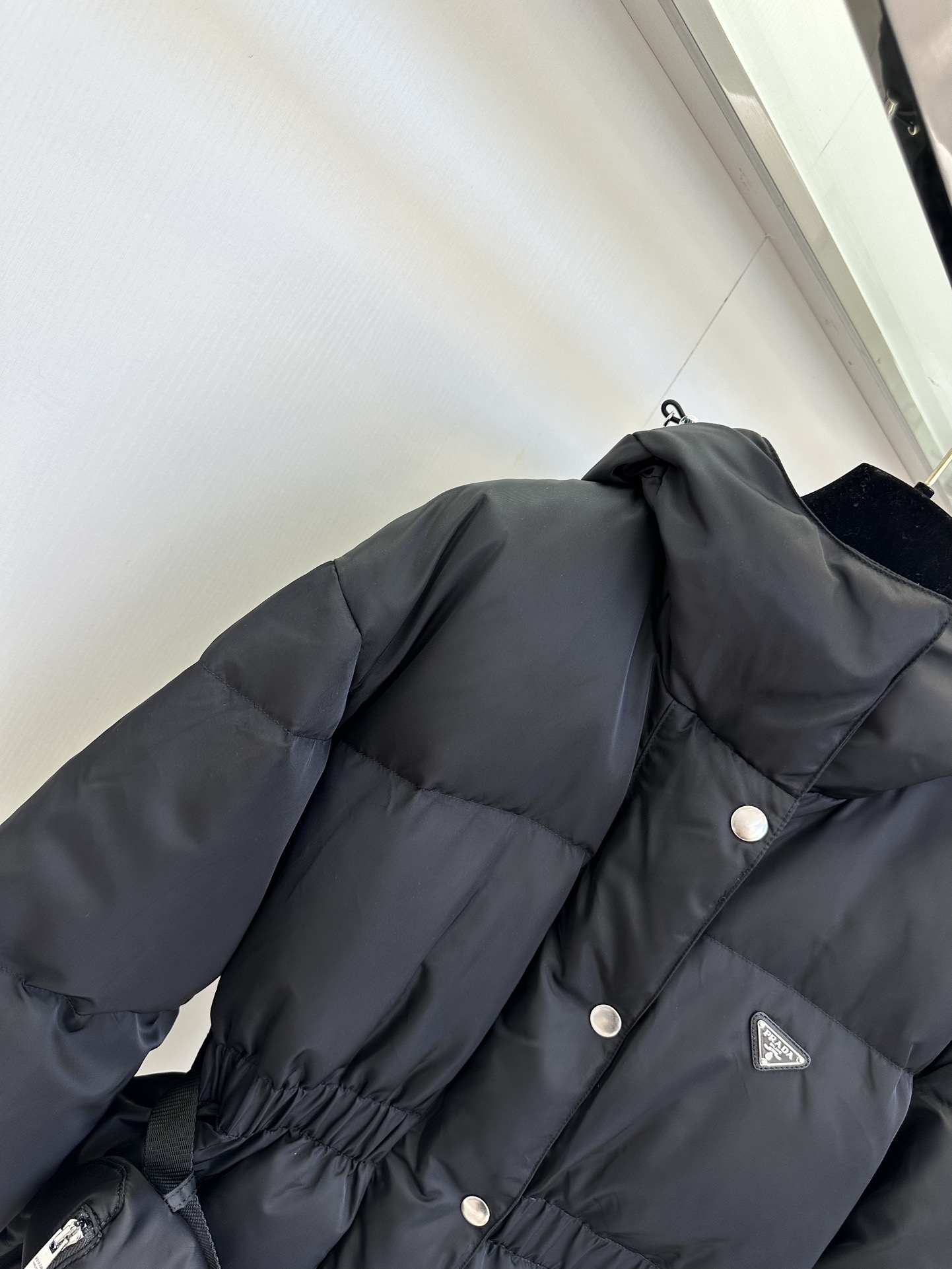 25 F 普拉达的这款蚂蚁腰羽绒服 耗时了这么久终于可以现货安排了 经典的收腰中长款版型 土豪级别的冲绒