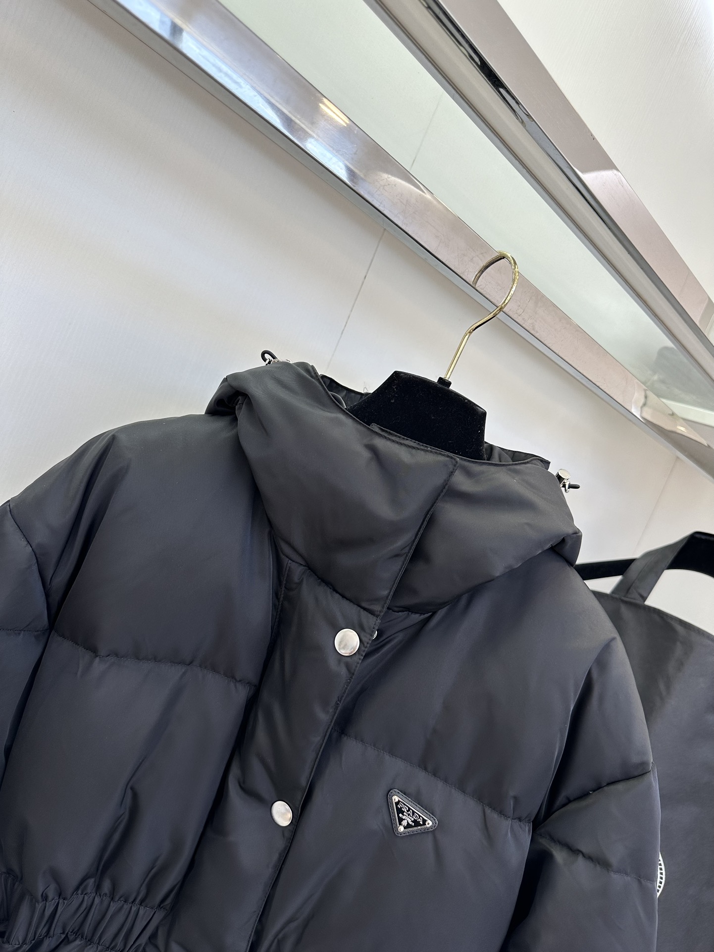 25 F 普拉达的这款蚂蚁腰羽绒服 耗时了这么久终于可以现货安排了 经典的收腰中长款版型 土豪级别的冲绒