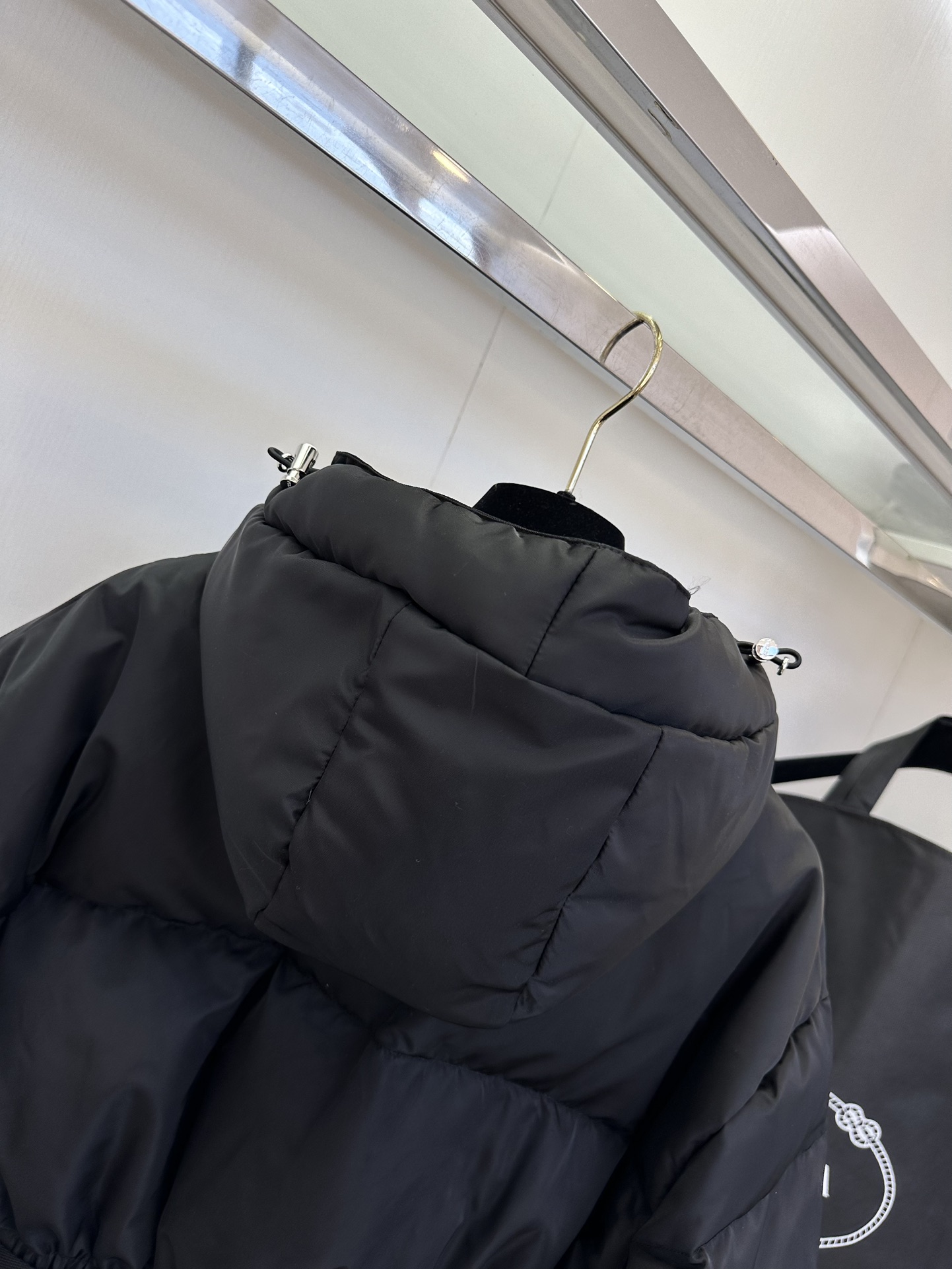 25 F 普拉达的这款蚂蚁腰羽绒服 耗时了这么久终于可以现货安排了 经典的收腰中长款版型 土豪级别的冲绒