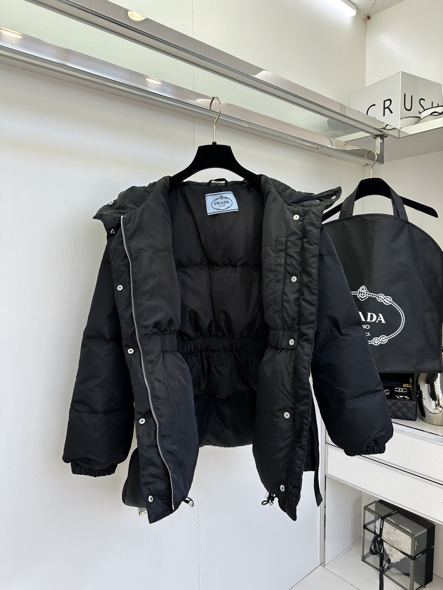 25 F 普拉达的这款蚂蚁腰羽绒服 耗时了这么久终于可以现货安排了 经典的收腰中长款版型 土豪级别的冲绒