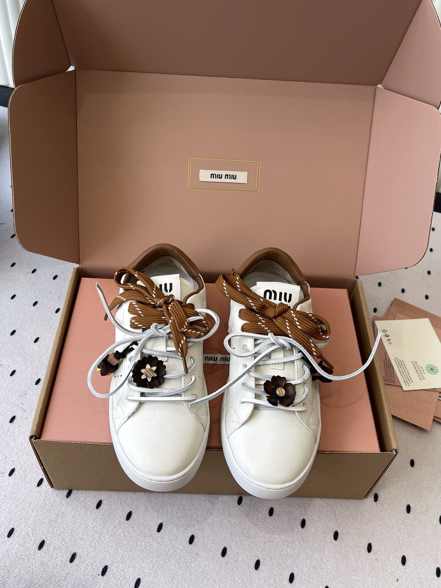 NO:484601,Top version Miumiu 2025vs latest hot casual shoes series... [Color-blocking flower button casual shoes] Miumiu latest hot design Avant-garde and bold design, Miu Miu style is integrated into the simple lines of this thick-soled canvas sneaker, the chic logo is decorated on the tongue and back of the shoe, embellished with retro design, adding iconic elements!  Thick sole design defines avant-garde modern style. Customized fabric original cowhide flower buckle craftsmanship. Customized inner sheepskin. Customized foot pads. Injection molding. Large sole original mold opening and anti-slip molding. Packaging. Full set of packaging. Size 35-39 (40 customized) Color official website is updated simultaneously, casual shoes/sports shoes, miumiu, sneakers, cowhide, sheepskin.19860909顶级版本 缪缪miumiu 2025vs最新爆款休闲鞋系列……【拼色花朵扣休闲鞋】  miumiu最新爆款 前卫大胆的设计,Miu Miu风格融于此款厚底帆布运动鞋的简约线条, 别致徽标饰于鞋舌与背面,点缀复古设计,平添标志性元素！厚底设计定义前卫的现代风格 面料定制原版牛皮花朵扣工艺 内里定制原版羊皮 垫脚定制注塑成型 大底原版开模防滑成型底 包装原版全套包装 码数35-39（40定制） 颜色官网同步更新,休闲鞋/运动鞋,miumiu,sneakers,cowhide,sheepskin,Women's Shoes