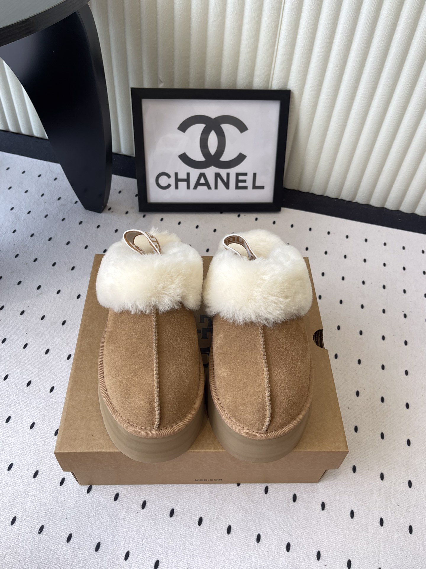 NO:484597,UG* Thick-soled Snow Boots Spoilers are coming. I can't help but spoilers. Seeing that various versions of the market are flying all over the sky, the exclusive customized combination of color-opening molds will be shipped soon... This ugg thick-soled short nude boot is not authentic, the material is wool wool. As the name suggests, basically all uggs in the market are made of fur, because it is easy to produce the output by making bag shoes directly, and the cost is relatively low, so it is quick to make it!  But the disadvantage is that the shoes are very easy to deform. If they are worn every day within a week, they will be severely deformed. This genuine ugg is made of fashion shoes. The material of cow velvet fits wool is used to pack it in a full set, and then cover the shoes, which involves many processes. You need to add a toe toe, then set the cloth, and then go through the 'bubble machine' to perform the subdivided processes of upper shaping, so the finished shoes are not easy to deform!  Our ugg is completely based on the authentic material process, and can be compared at will~ SIZE35-40 size, semi-dragged fur shoes, boots19860909UG* 厚底雪地靴剧透来了 忍不住要剧透一下,看到市场各种版本满天飞,独家定制对色开模的组合底马上就要出货了……这款ugg厚底短款裸靴,正品并不是皮毛一体的,材料是牛绒贴合编织羊毛 顾名思义,基本市场所有ugg都是用皮毛一体来做,因为那样直接做套包鞋容易出产量,而且成本比较低,做起来又快！ 但是弊端是鞋子非常容易变形走样,如果天天穿没一周就严重变形 正品这款ugg是用做时装鞋 的做法去做,牛绒贴合羊毛的材料拿来全套包,再蒙鞋,牵扯到很多工序,要加鞋头港宝,然后定型布,再经过“馒头机”进行鞋面定型这些细分的工序,所以成品鞋不易变形！我们家的ugg完全按照正品材质工艺流程进行,可随意对比~ SIZE35-40码,半拖毛毛鞋,boots,Women's Shoes