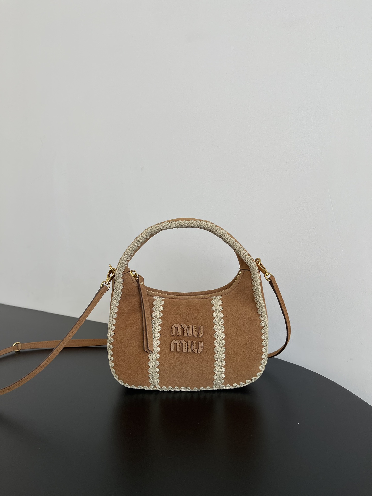 P760 Miumiu nuevo bolso pequeño Wander de gamuza. La parte de gamuza tiene un tacto increíblemente suave, como tocar nu…