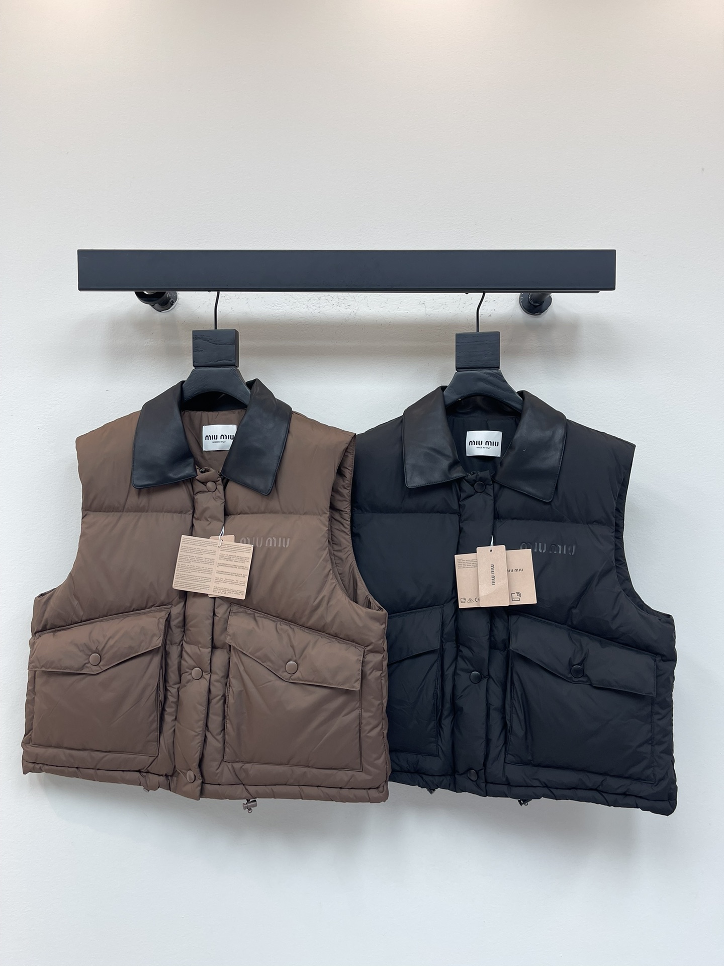 NO:495738,With dust bag Miumi*25 fall and winter new down jacket vest. This vest reinterprets the classic quilted down jacket, featuring loose fit and contrasting Nappa leather details. The front logo echoes the casual silhouette to show the iconic style. SML, miumiu, jackets & coats, down jacket, alexander wang19860909配防尘袋Miumi*25秋冬新款羽绒服马甲.这款背心马甲重新诠释经典绗缝羽绒夹克,以宽松版型和撞色Nappa皮革细节为特色.正面徽标与休闲廓形相呼应,展现标志性风格.SML,,miumiu,jackets & coats,down jacket,alexander wang,Women's clothing