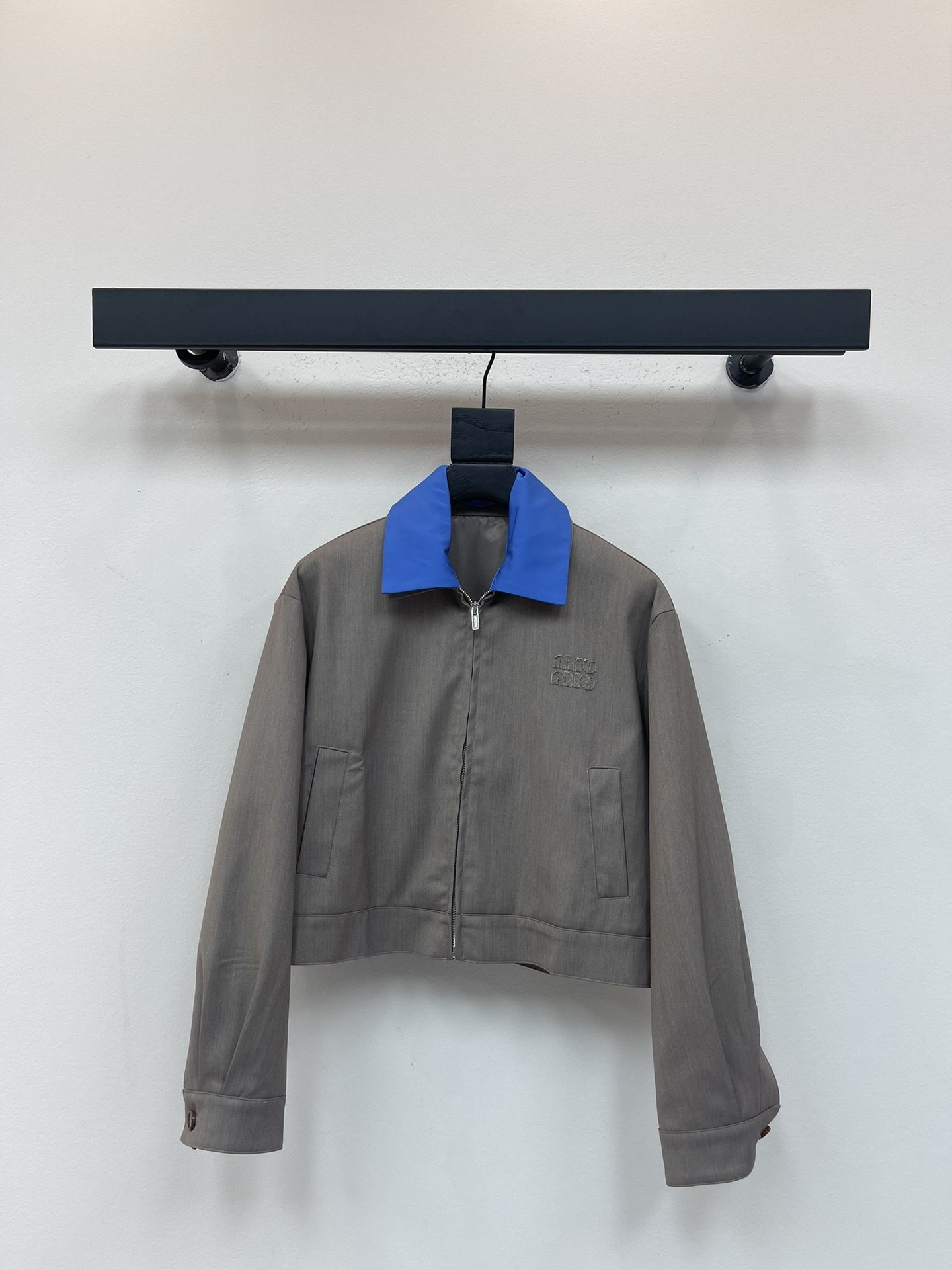 NO:495784,Miumi*25 Early Fall New Garland Jacket Jacket. The unique design of this work jacket is reinterpreted with a slightly short cut with a special removable light blue poplin neckline. This is an experimental wardrobe element that blends female and male details. SML, miumiu, jackets & coats, jackets & coats, alexander wang19860909Miumi*25早秋新款华达呢夹克外套.这款工装夹克的独特设计以华达呢面料重新诠释,略微短款剪裁,配有特别的可拆卸淡蓝色府绸领口这是一个实验性衣橱的元素,融合了女性和男性的细节.SML,,miumiu,jackets & coats,jackets & coats,alexander wang,Women's clothing