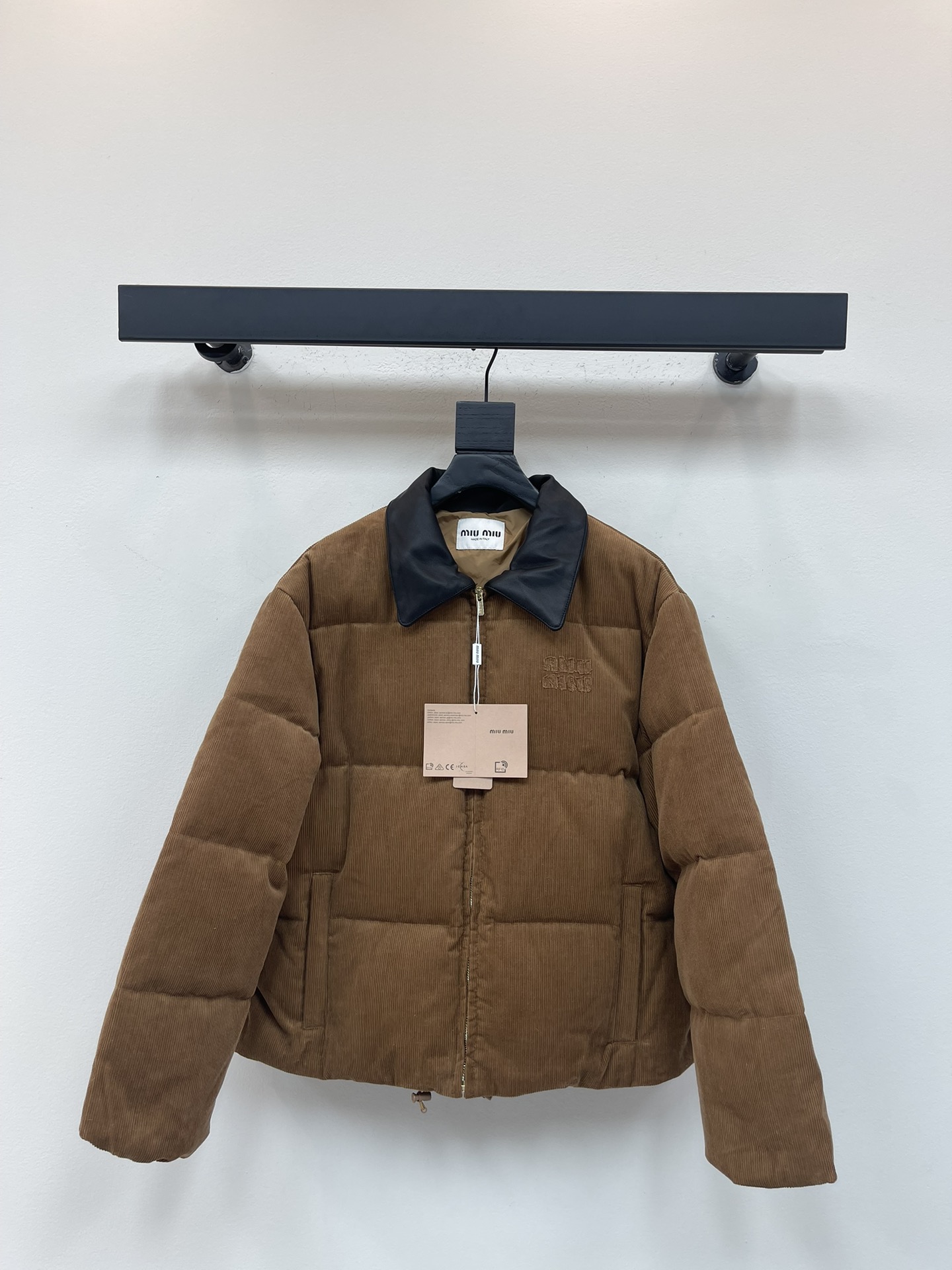 NO:495752,With dust bag Miumi*25 autumn and winter new corduroy jacket. The unique corduroy texture highlights the striped design of this down jacket, adding elegance and versatility to the volume of the silhouette. Nappa leather neckline and embroidered logo emphasize its signature style. SML, miumiu, jackets & coats, jackets & coats, down jacket, alexander wang19860909配防尘袋Miumi*25秋冬新款灯芯绒羽绒服外套.独特的灯芯绒质感突显这款羽绒夹克的条纹设计,为廓形的体积增添高雅和多功能性.Nappa皮革领口和同色系刺绣徽标强调其标志性风格.SML,,miumiu,jackets & coats,jackets & coats,down jacket,alexander wang,Women's clothing