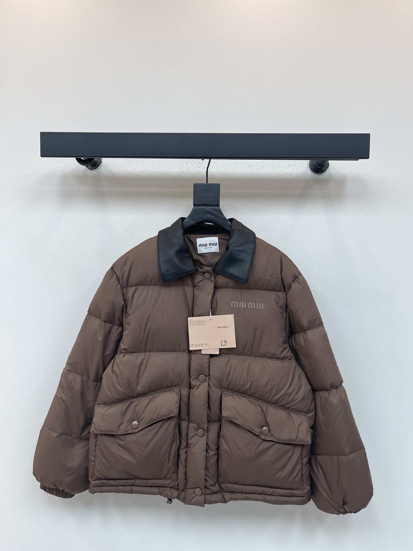 NO:495744,With dust bag Miumi*25 autumn and winter new lapel spliced ​​down jacket. This technology cocoon silk down jacket is equipped with a leather collar in the same color to create a delicate and elegant contrast effect. The drawstring bottom edge and elastic cuffs add dynamic details, and the logo highlights the overall design. SML, miumiu, jackets & coats, jackets & coats, down jacket, alexander wang19860909配防尘袋Miumi*25秋冬新款翻领拼接羽绒服外套.这款科技茧绸羽绒夹克配有同色系皮革衣领,打造精致优雅的反差效果.抽绳底边和弹力袖口增添动感细节,徽标为整体设计点睛.SML,,miumiu,jackets & coats,jackets & coats,down jacket,alexander wang,Women's clothing