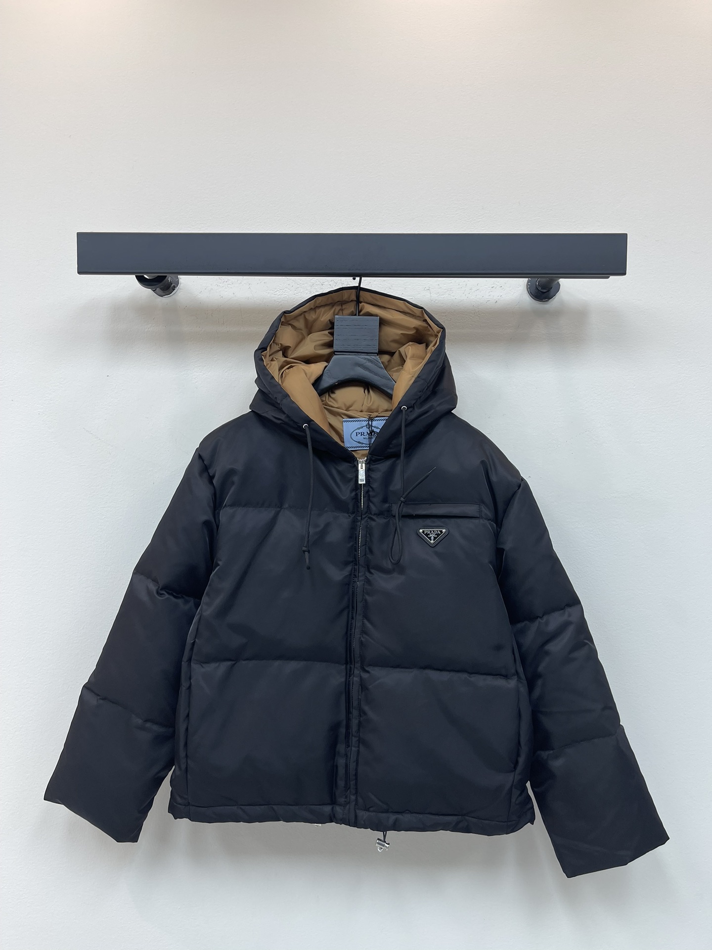 NO:495767,With dust bag * 25 new hooded down jacket in autumn and winter. A down jacket that is indispensable in winter!  Perfectly interprets the casual style, simple and exquisite!  This cotton jacket brings a retro and fashionable atmosphere to the fullest, combining modern design with traditional styles, with high-end fabrics on the surface!  SML, down jacket,hats,alexander wang19860909配防尘袋*25秋冬新款连帽羽绒服.密冬天必不可少的羽绒服！完美诠释了休闲风格,简约又不失精致！这款棉服将复古又时髦的氛围拿捏到位了融合现代设计与传统版型于一身,表层高阶面料！SML,,down jacket,hats,alexander wang,Women's clothing