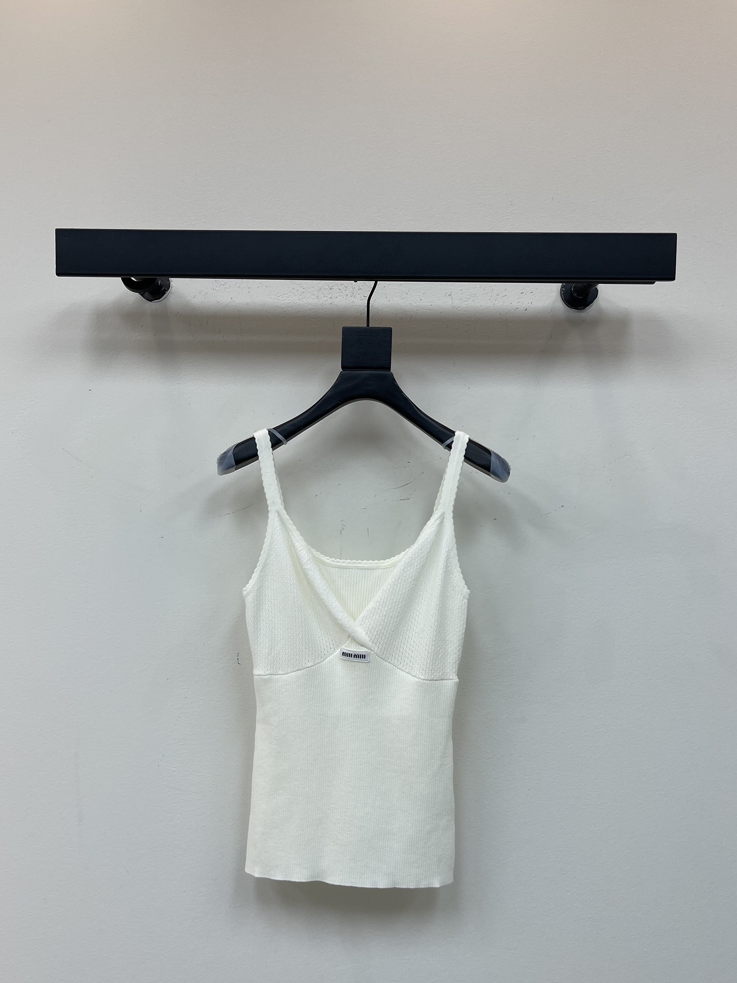 NO:495729,z195Miumi*25 new thin shoulder strap vest suspender. This knitted top evokes the aesthetics of classic underwear with a fit and feminine outline. It is really comfortable to the point of being woven with cotton moon. The fabric is soft and skin-friendly, elastic and slim, and the cut is smooth and smooth. The design of thin shoulder strap is simple and elegant without losing its femininity. The whole voxel color fabric reveals a sense of luxury in a low-key manner. SML, miumiu, alexander wang19860909z195Miumi*25新款细肩带背心吊带.这款针织上衣以贴合的女性化轮廓唤起经典内衣的美学,真的是质感舒适到爆炸,用棉纶织造,面料柔软亲肤,弹力修身,裁剪垂顺流畅,细肩吊带的设计,简约大气又不失女人味,通体素色面料,低调中透露出奢华感.SML,,miumiu,alexander wang,Women's clothing