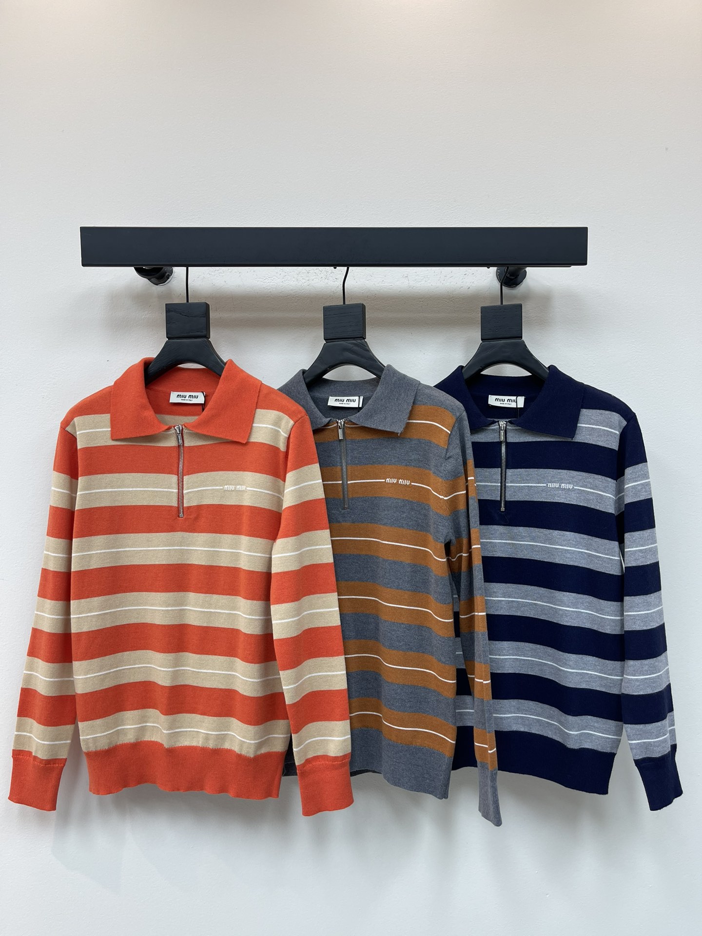 NO:495749,Miumi*25 early autumn new lapel knitted long sleeves custom YB wool yarn wool soft and comfortable fashionable and slim Lapel long sleeve top style Half-paced button design is convenient to put on and off Two-color stripes all over the body form a collision, thickness and thinness are intertwined, with the decoration of the chest logo, rich layers, perfect for exquisiteness, showing temperament, academy style, suitable for a variety of trousers and skirts, fashion essentials SML,,miumiu, skirts,alexander wang19860909Miumi*25早秋新款翻领针织长袖 定制YB羊毛纱线织造 柔软舒适 洋气显瘦 翻领长袖上衣版型 半开襟纽扣设计便利穿脱 通体两色条纹形成碰撞 粗细交错 配合胸口徽标装饰点缀 层次丰富 精致度满分 展现气质学院风格 适配多种裤装裙装 时尚必备单品 SML,,miumiu,skirts,alexander wang,Women's clothing