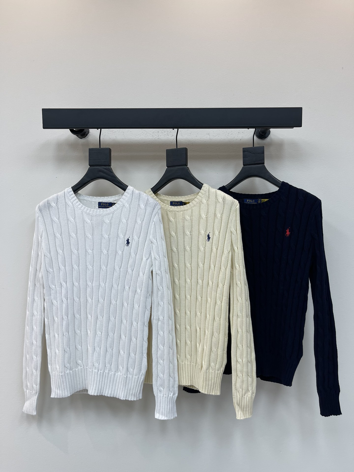 NO:495794,Ralph laure* Lav polo25 early autumn new style war horse knitted round neck long sleeves!  Custom imported yarn weaving, comfortable and soft, fashionable, round neck pullover long-sleeved sweater, whole body twisted crochet texture and embroidered war horse pattern to create a delicate and coordinated atmosphere, the brand's high-end feel stands out, the overall style is low-key and textured, and it is suitable for daily commuting and traveling!  SML, loro piana, sweaters, alexander wang19860909Ralph laure*拉夫polo25早秋新款战马针织圆领长袖！定制进口纱线织造 舒适软糯 穿搭洋气 圆领套头长袖毛衣 通体麻花钩针肌理搭配刺绣战马图案 营造出精致协调的氛围感 品牌高级感立显 整体风格低调不失质感 通勤日常出行都适配！SML,,loro piana,sweaters,alexander wang,Women's clothing