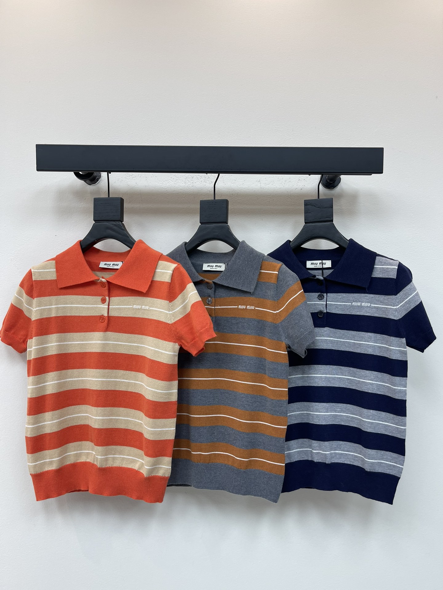 NO:495743,Miumi*25 early autumn new lapel knitted short sleeves Customized YB wool yarn wool soft and comfortable fashionable and slim Lapel short sleeve top style Half-paced button design is convenient to put on and off Two-color stripes form collisions, thickness and thinness are intertwined, with chest logo decoration embellishment, rich layers, perfect scores of exquisiteness, showing temperament, college style, suitable for a variety of trousers and skirts, fashion essentials SML,,miumiu, skirts, T-shirt, alexander wang19860909Miumi*25早秋新款翻领针织短袖 定制YB羊毛纱线织造 柔软舒适 洋气显瘦 翻领短袖上衣版型 半开襟纽扣设计便利穿脱 通体两色条纹形成碰撞 粗细交错 配合胸口徽标装饰点缀 层次丰富 精致度满分 展现气质学院风格 适配多种裤装裙装 时尚必备单品 SML,,miumiu,skirts,T-shirt,alexander wang,Women's clothing