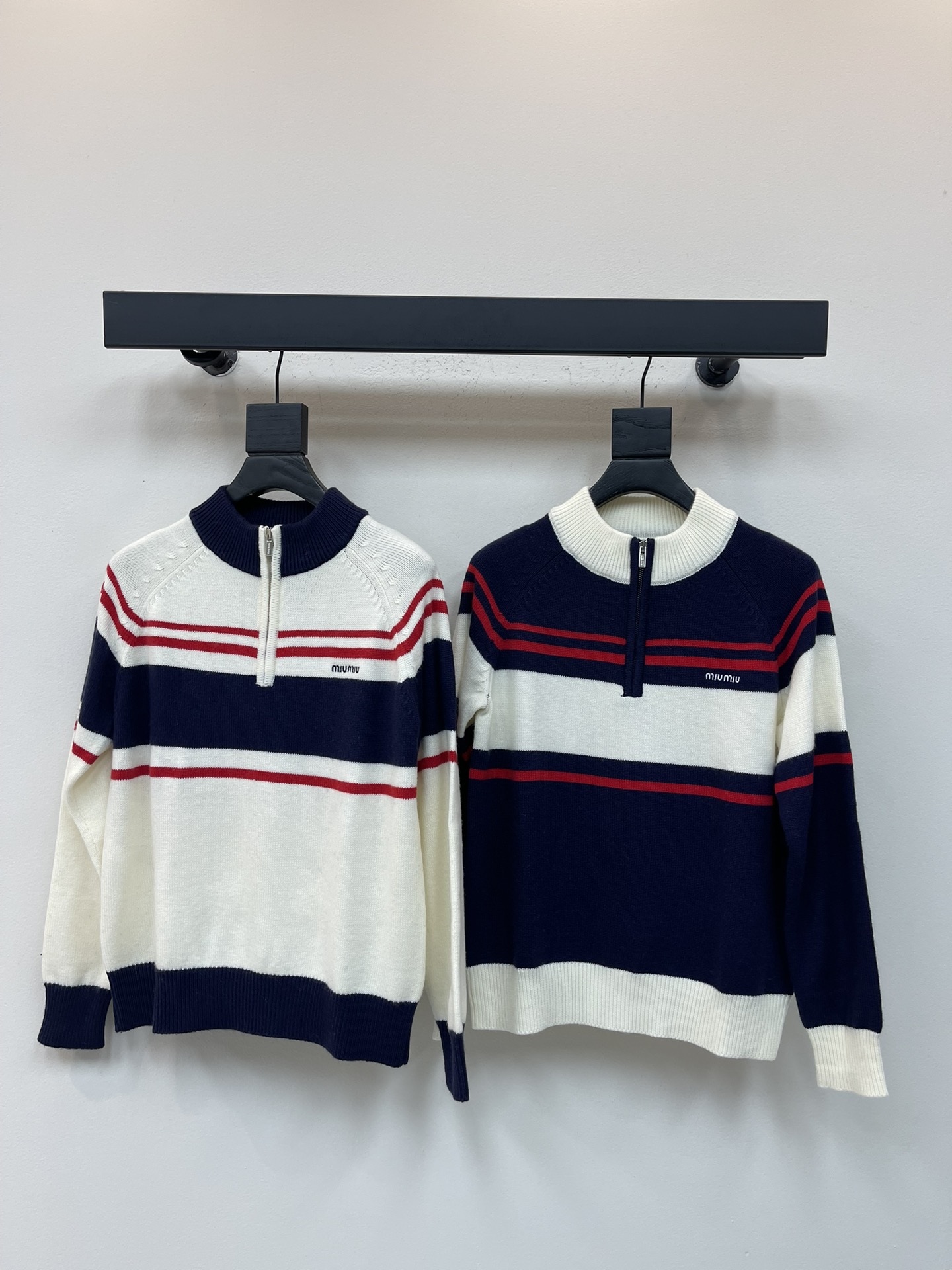 NO:495782,MiuMi*25 early autumn new stand-up collar half-zipper knit cardigan!  Customized wool yarn material, dense and fine needle craftsmanship, presenting obvious hairy texture, comfortable and stylish, stand-alone zipper cardigan cut, contrasting color striped texture, full of embroidered letter logo pattern decoration on the chest, adding brand style!  SML, miumiu, alexander wang19860909MiuMi*25早秋新款立领半拉链针织开衫！定制羊毛纱线材质 密实细针工艺 呈现明显毛感肌理 舒适有型 立领拉链开衫剪裁 通体撞色条纹肌理感拉满 胸前刺绣字母logo图案装饰 增加品牌格调！SML,,miumiu,alexander wang,Women's clothing