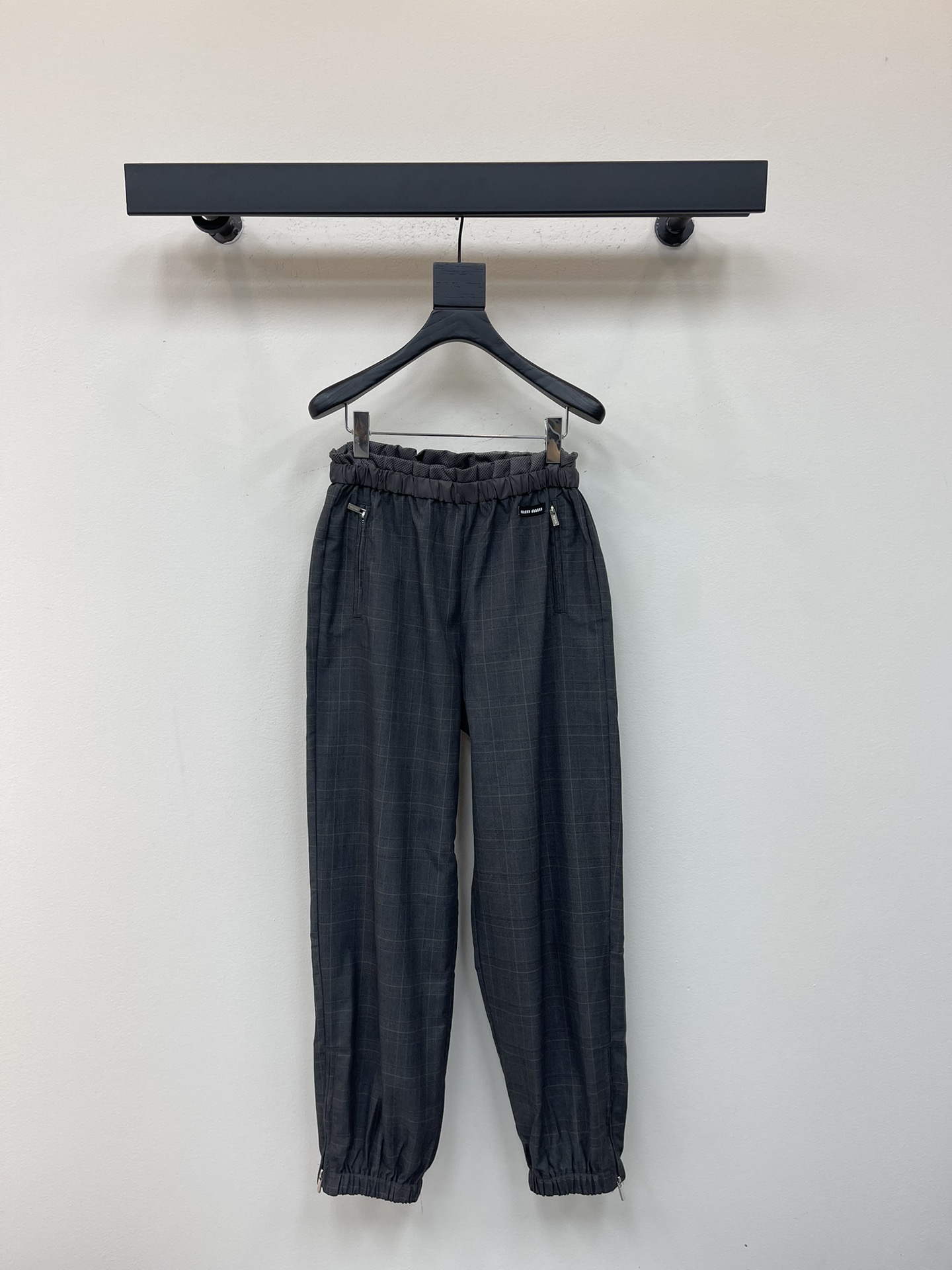 NO:495775,Miumi* 25 early autumn new style, intellectual molecular splicing zipper trousers 丨Original development!  High-end production!  The contrasting color mesh belt splicing design is sweet and cool, and it has a age-reducing outfit. The high-end gray texture is handsome and fashionable and classic style is not picky about people, and the upper body looks huge and slim!  Customized wool woolen fabric with excellent texture!  The quality of workmanship depends on the details!  SML, miumiu, alexander wang19860909Miumi* 25早秋新款 知性分子拼接拉链束脚长裤丨原版开发！高版出品！撞色网腰带拼接设计甜酷兼备减龄穿搭.高级灰纹理帅气又时髦经典版型不挑人上身巨显瘦！定制色织精纺羊毛面料质感超赞！做工品质看细节！SML,,miumiu,alexander wang,Women's clothing