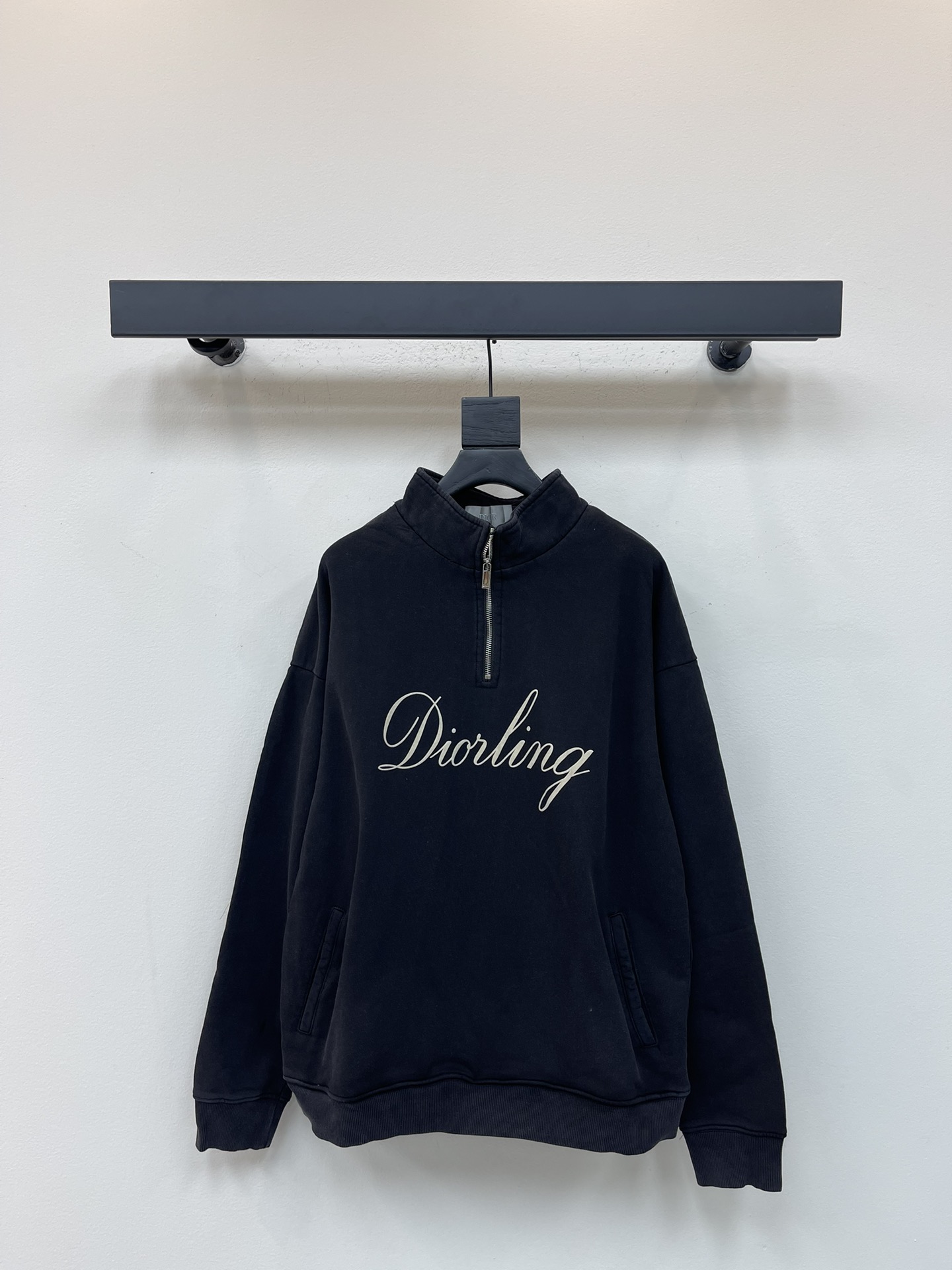 NO:495737,Dio*25 early autumn new half-zipper embroidered sweatshirt custom YB native cotton material high-quality texture, not easy to deform and pill after washing, stylish outfit Loose sweatshirt style, half-plate zipper design, fine fabric, breathable and windproof, loose shoulders, more neutral and relaxed style, solid color versatile style, letters on the chest, highlight brand style, elastic threaded edge-covering the details of the socket pocket, making the retro college style strong, easy to control during daily travel or party, casual and fashionable SML,,dior,hoodie,sweatshirts,alexander wang19860909Dio*25早秋新款半拉链刺绣卫衣 定制YB原生全棉材质 质感高级 久洗不易变形起球 穿搭有型 宽松卫衣版型 半开襟拉链设计 通体细密面料 透气挡风 落肩宽松更凸显中性松弛风格 纯色百搭风格 胸前字母徽标元素 凸显品牌格调 弹力螺纹包边对插口袋细节满分 让复古学院风格强烈 日常出行或聚会轻松驾驭 休闲时髦 SML,,dior,hoodie,sweatshirts,alexander wang,Women's clothing