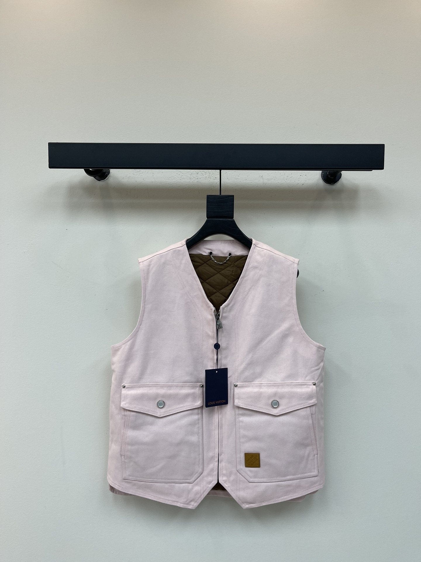 NO:495756,Miumi*25 early autumn new denim cotton vest custom YB twill denim down cotton material, high-quality texture, stylish outfit, peach heart collar zipper vest tailoring, long strip-shaped embossed down cotton filling, warmth performance greatly improved, denim enzyme washing cream powder color matching, pad setting a simple and fashionable tone, while highlighting the brand's high-end style, symmetrical flip pocket, rich details, neatly tailoring, body shape, easy to show high-end style, fashionable and casual outfit, daily commuting SML,,miumiu, down jacket, alexander wang19860909Miumi*25早秋新款牛仔棉服马甲 定制YB斜纹牛仔羽绒棉材质 质感高级 穿搭有型 桃心领拉链马甲剪裁 内里长条状压纹羽绒棉填充 保暖性能大幅提升 外侧牛仔酵素水洗奶油粉配色 垫定简约时尚基调 同时彰显品牌高级风格 对称翻盖口袋 丰富细节 剪裁利落修饰身形 轻松彰显高级格调 穿搭时髦休闲 日常通勤都 SML,,miumiu,down jacket,alexander wang,Women's clothing