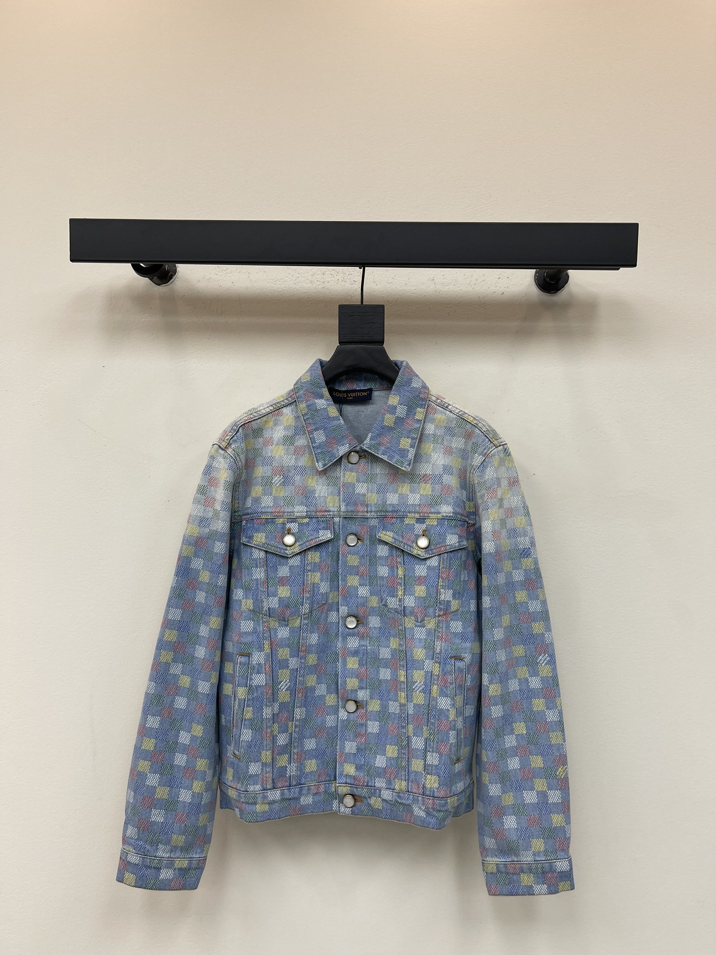 NO:497359,Louis Vuitto*25 autumn fun-filled checkerboard DAMIER denim truck jacket jacket. The tannin is washed with truck jacket, and the Marque L.Vuitton Déposée logo is integrated into the LV Vers Damier check, cleverly retraces the style of the 2025 spring and summer show. The original color hand-painted effect print echoes the colorful flag of the UNESCO roof garden, and the pearlescent buttons are exquisite. The waist is equipped with adjustable straps-pearl buttons, with an old base-standard style-same style for men and women. Size S-XL,,louis vuitton,louis vuitton,versace,jackets & coats,jackets & coats,alexander wang19860909Louis Vuitto*25秋季玩味量感棋盘格DAMIER 牛仔卡车夹克外套.采用卡车夹克取材水洗丹宁布,将 Marque L.Vuitton Déposée 标识融入 LV Vers Damier 格纹,巧妙回溯 2025 春夏秀场风采.原色手绘效果印花呼应联合国教科文组织屋顶花园的缤纷旗帜,珠光纽扣再添考究一笔.腰部配有可调节袢带-珠光纽扣,配有做旧底座-标准版型-男女同款 尺码S-XL,,louis vuitton,louis vuitton,versace,jackets & coats,jackets & coats,alexander wang,Women's clothing