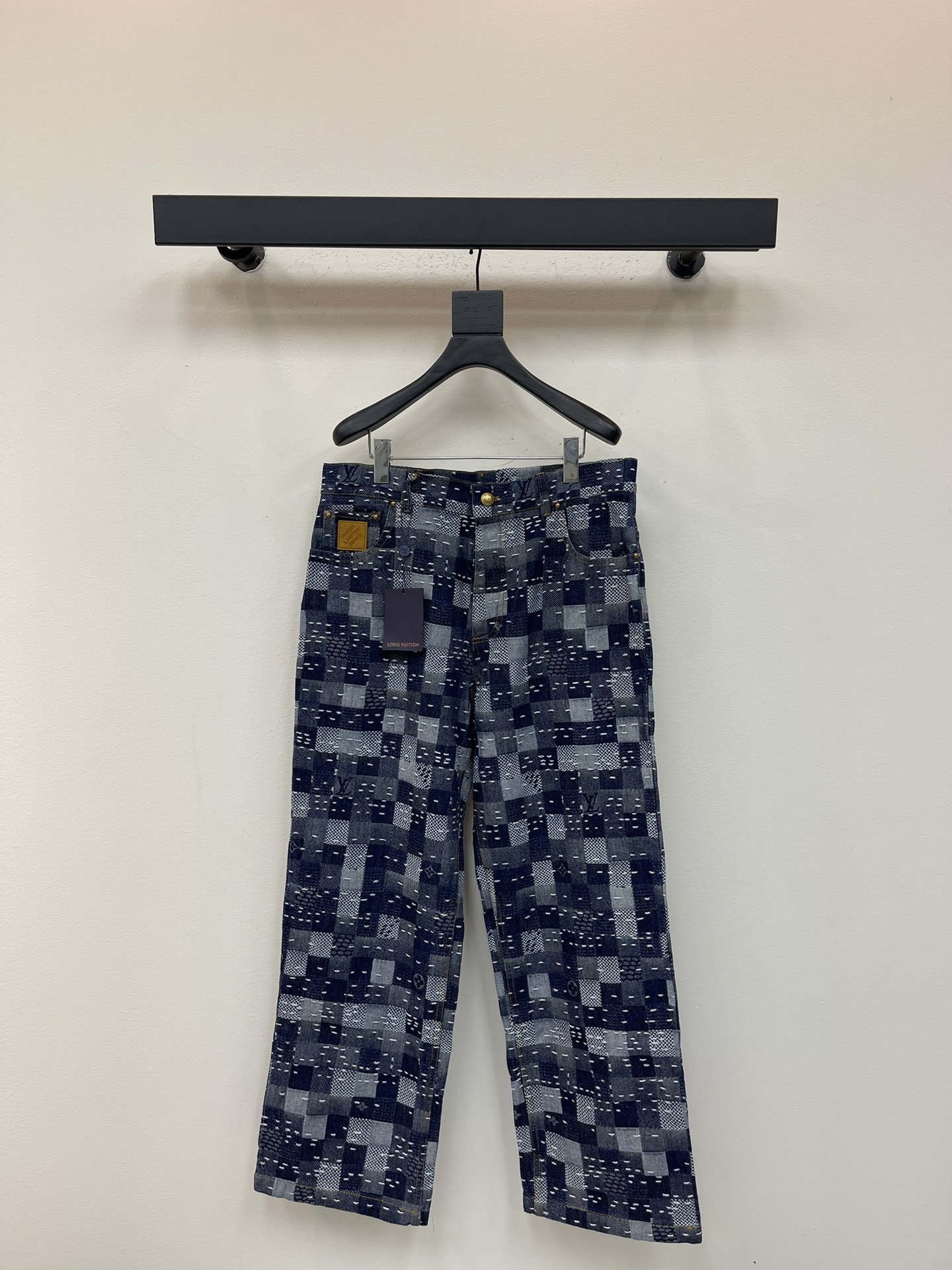 NO:497374,Louis Vuitto*25 new heavy-form double craft chessboard plaid washing jeans. Donkey skateboard jeans are from the 2025 autumn and winter series jointly presented by Pharrell Williams and Nigo. They incorporate the brand's classic elements into the Damier plaid, and greet the traditional Japanese patchwork craftsmanship with eye-catching patchwork effects. They can create a show style with the same jacket. Skateboard style-full-format jacquard-pearl button front cloak-classic five-bag jeans tailored with pearlescent rivets-nons-suede label-same style for men and women. Size S-XL,,louis vuitton,louis vuitton,louis vuitton,jeans,jackets & coats,alexander wang19860909Louis Vuitto*25新款重工双重工艺棋盘格洗水牛仔裤.驴家滑板牛仔裤出自 Pharrell Williams 与 Nigo 联袂呈献的 2025 秋冬系列,为 Damier 格纹融入品牌经典元素,以瞩目拼缝效果致意日本传统拼布工艺,可与同款夹克共筑秀场造型.滑板版型-全幅标识提花-珠光纽扣前襟-经典五袋牛仔裤剪裁,配有珠光铆钉-正绒面革标签-男女同款 尺码S-XL,,louis vuitton,louis vuitton,louis vuitton,jeans,jackets & coats,alexander wang,Women's clothing