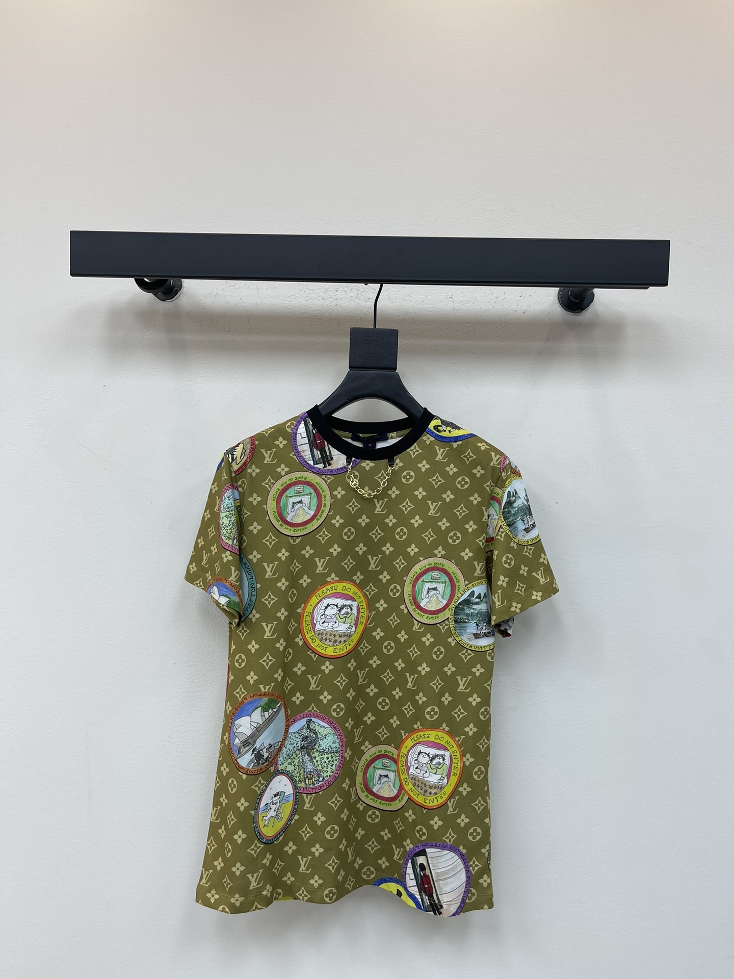 NO:495731,Louis Vuitto*25 early autumn new badge printed short-sleeved T-shirt Customized YB mercerated cotton material Textured gloss Breathable and comfortable Regular T-shirt cutting Highlights Brand style Made of gram-weight pure cotton Slightly elastic Presents a slim visual effect Black edging on the neckline is designed with metal letter chains Design highlights Four-leaf clover letter printed pattern base logo badge elements Slack and fashionable Show high-end style SML,,louis vuitton,T-shirt,tees,t-shirt,alexander wang19860909Louis Vuitto*25早秋新款徽章印花短袖T恤 定制YB丝光全棉材质 质感光泽 透气舒适 常规T恤裁剪 凸显品牌格调 采用克重纯棉制成 略带有弹力 呈现显瘦视觉效果 领口黑色包边以金属字母链条作设计亮点 四叶草字母印花图案打底徽标徽章元素 松弛而时髦 彰显高级格调 SML,,louis vuitton,T-shirt,tees，t-shirt,alexander wang,Women's clothing