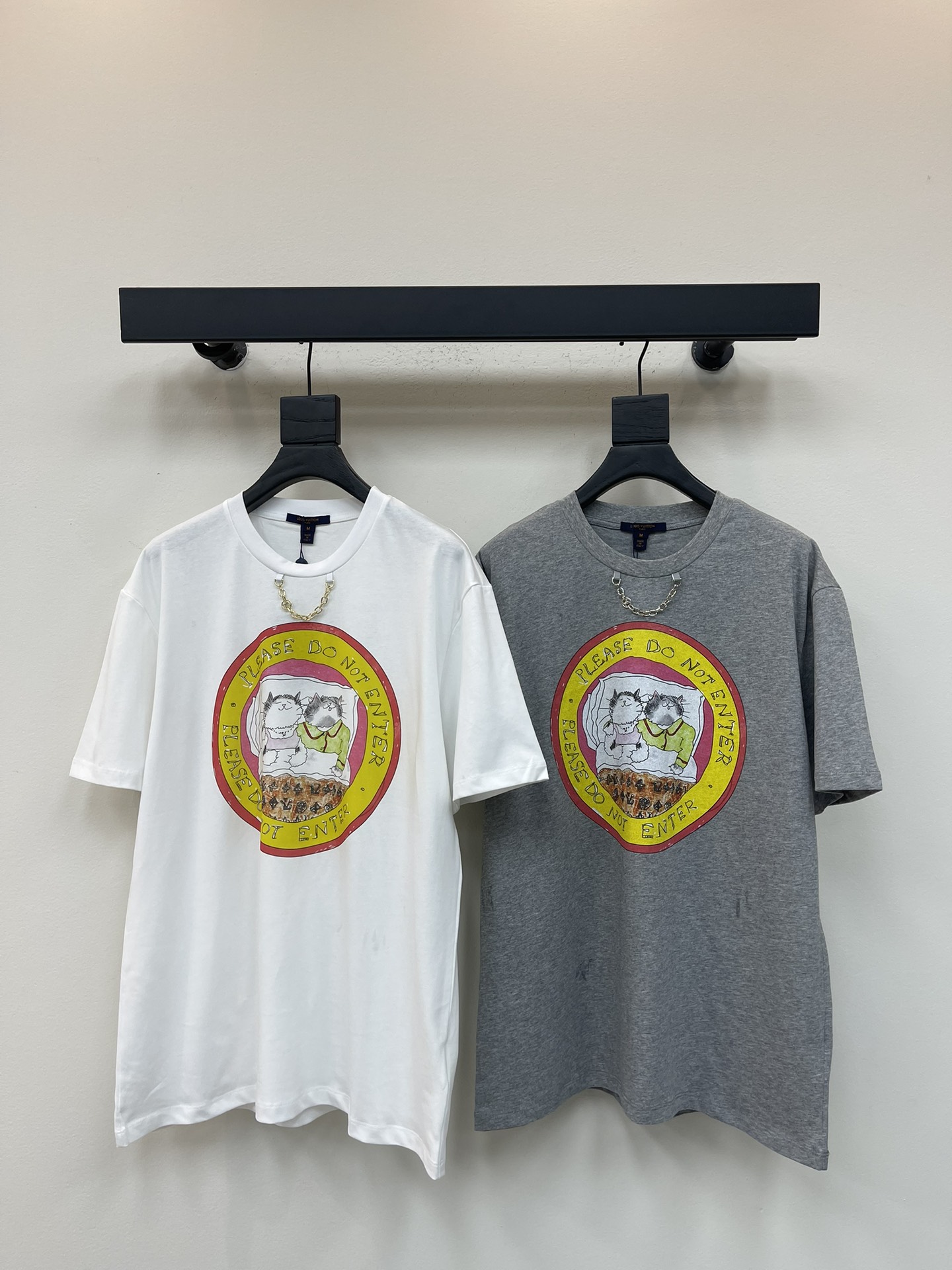 NO:495727,Louis Vuitto*25 early autumn new chain round neck printed short-sleeved T-shirt custom YB twill cotton material breathable and comfortable, full texture Loose short-sleeved T-shirt cut highlights the brand style Made of gram-weight pure cotton, full of drape, presents a slim visual effect The chest is restored by printing technology, key colors create a round outer contour three-dimensional sense The inner illustration style of the kitten sleeping hand-painted floral brand logo pattern echoes the neckline printed letter chain, making the fashionable and high-end instantly appear to create a personal style, fashionable and relaxed, and the inner wear is brilliant and fashionable SML,,louis vuitton, T-shirt,tees, t-shirt,alexander wang19860909Louis Vuitto*25早秋新款链条圆领印花短袖T恤 定制YB斜纹全棉材质 透气舒适 质感十足 宽松短袖T恤裁剪 凸显品牌格调 采用克重纯棉制成 垂坠感十足 呈现显瘦视觉效果 胸前利用印花工艺还原色彩 重点色打造圆形外轮廓立体感 内里插画风格的小猫睡觉手绘花体品牌徽标图案 与领口印刻字母链条呼应 让时尚高级感立刻显现 打造个性风格 时髦松弛 单穿内搭都出彩时髦 SML,,louis vuitton,T-shirt,tees，t-shirt,alexander wang,Women's clothing