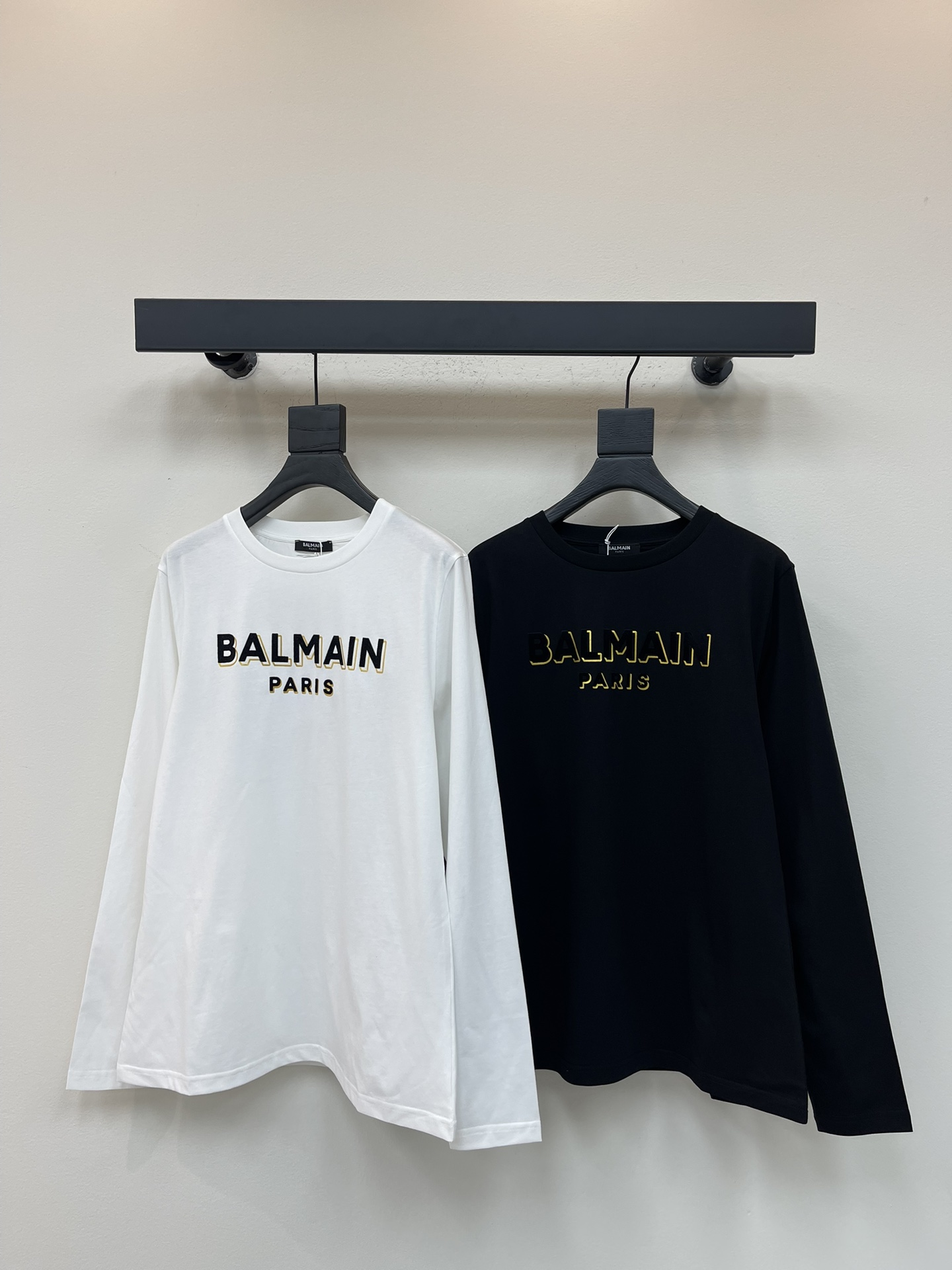 NO:495718,Balmai* Balmai 25 early autumn new flocked long-sleeved T-loose and lazy style, casual and sexy, comfortable, cloud-like, whoever wears the upper body feels comfortable!  Simple and high-end, matching single-straight layering!  A must-have for everyday outfits!  SML, balmain, balmain, alexander wang19860909Balmai*巴尔曼25早秋新款植绒长袖T 宽松慵懒版型 随性感拉满 云感舒适 上身的触感谁穿谁知道的舒服！ 简约高级,单穿叠穿都搭配！ 日常穿搭必备！ SML,,balmain,balmain,alexander wang,Women's clothing