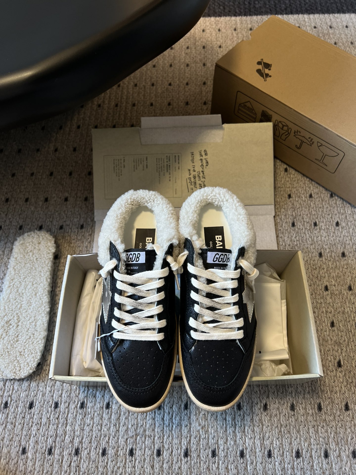 NO:482113,GGDB dirty shoes and wool shoes OOTD|Cute real lamb wool has been planted in the GGDB ballstar series these days, so let's share it with you. I love you very much. The embarrassment of invisible heightening and refusing to be teased. Many master bloggers and celebrities are wearing small dirty shoes. They are very good-looking and delicate. The wool and velvet thicken but not big. Their ballstar has been planted in the inner heightening. The small one is planted in the small GGDB dirty shoes and wool shoes, the old essence is cute and real lamb wool, and the leading casual style. Celebrity private servers are used to demonstrate their feet, looking at it and keeping warm!  Lamb wool semi-tugging, no longer afraid of cold winter, the inner height of the fur insole is increased by 3.5cm, which makes the legs look thin, and it is versatile. The size is 35/40 (40 custom made without return or replacement), casual shoes/sports shoes, sneakers19860909GGDB 脏脏鞋毛鞋 OOTD|可爱的真羊羔毛 这几天被GGDB ballstar系列羊毛小脏鞋种草了,赶紧来分享给你们 狠狠爱了,隐形增高拒绝被调侃的尴尬,众多达人博主、明星都在穿的小脏鞋,颜值高上脚秀气,羊毛加绒加厚却不显脚大,他们家ballstar都是加了内增高,小个子狠狠被种草 GGDB 脏脏鞋毛鞋,做旧精髓可爱的真羊羔毛,搭配主导的休闲风,明星私服上脚示范,用心好看又保暖！羊羔毛半拖,冷冬也不再怕,毛鞋垫内增高3.5cm,妥妥的显腿瘦,百搭性杠杠的 码数35/40（40定做不退不换）,休闲鞋/运动鞋,sneakers,Women's Shoes