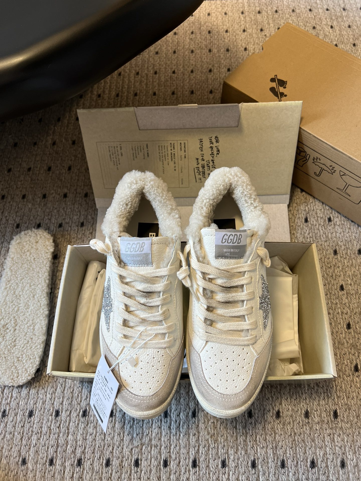 NO:482110,GGDB dirty shoes and wool shoes OOTD|Cute real lamb wool has been planted in the GGDB ballstar series these days, so let's share it with you. I love it hard, the embarrassment of invisible heightening and refusing to be teased. Many master bloggers and celebrities are wearing small dirty shoes. They are beautiful and delicate, and the wool is thickened with velvet but not big. Their ballstar has been planted in the inner heightening, and the small one is planted in the small GGDB dirty shoes and wool shoes, the old essence is cute and real lamb wool, paired with the leading casual style, celebrity private servers are used to demonstrate their feet, looking at and keeping warm!  Lamb wool semi-tugging, no longer afraid of cold winter, the inner height of the fur insole is increased by 3.5cm, which makes the legs look thin, and it is versatile. The size is 35/40 (40 custom made without return or replacement), casual shoes/sports shoes, sneakers19860909GGDB 脏脏鞋毛鞋 OOTD|可爱的真羊羔毛 这几天被GGDB ballstar系列羊毛小脏鞋种草了,赶紧来分享给你们 狠狠爱了,隐形增高拒绝被调侃的尴尬,众多达人博主、明星都在穿的小脏鞋,颜值高上脚秀气,羊毛加绒加厚却不显脚大,他们家ballstar都是加了内增高,小个子狠狠被种草 GGDB 脏脏鞋毛鞋,做旧精髓可爱的真羊羔毛,搭配主导的休闲风,明星私服上脚示范,用心好看又保暖！羊羔毛半拖,冷冬也不再怕,毛鞋垫内增高3.5cm,妥妥的显腿瘦,百搭性杠杠的 码数35/40（40定做不退不换）,休闲鞋/运动鞋,sneakers,Women's Shoes