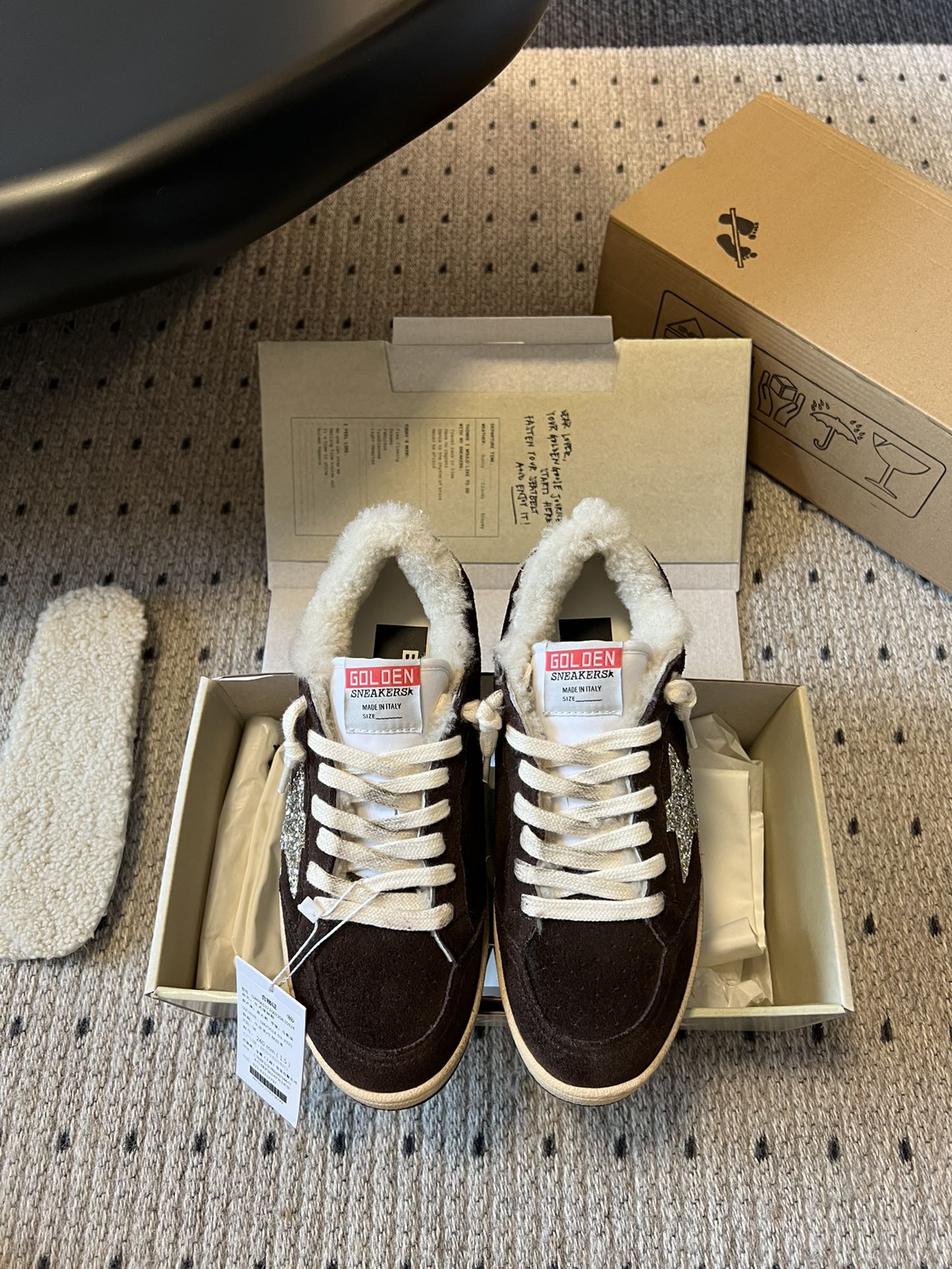 NO:512183,Purchase grade [Couple Size] GGDB Dirty Shoes and Woolen Shoes OOTD|Cute real lamb wool has been planted in the GGDB ballstar series these days, so let's share it with you. I love it hard, the embarrassment of invisible heightening and refusing to be teased. Many master bloggers and celebrities are wearing small dirty shoes. They are beautiful and delicate, and the wool is thickened with velvet but not big. Their ballstar has been planted in the inner heightening, and the small one is planted in the small GGDB Dirty Shoes and Woolen Shoes and the old essence is cute and real lamb wool, paired with the leading casual style, celebrity private servers are used to demonstrate their feet, looking at and keeping warm!  Lamb wool semi-tugging, no longer afraid of cold winter, the inner height of the fur insole is increased by 3.5cm, which makes your legs look thin, and it is versatile. SIZE35-44 size, casual shoes/sports shoes, sneakers19860909代购级【情侣码】GGDB 脏脏鞋毛鞋 OOTD|可爱的真羊羔毛 这几天被GGDB ballstar系列羊毛小脏鞋种草了,赶紧来分享给你们 狠狠爱了,隐形增高拒绝被调侃的尴尬,众多达人博主、明星都在穿的小脏鞋,颜值高上脚秀气,羊毛加绒加厚却不显脚大,他们家ballstar都是加了内增高,小个子狠狠被种草 GGDB 脏脏鞋毛鞋,做旧精髓可爱的真羊羔毛,搭配主导的休闲风,明星私服上脚示范,用心好看又保暖！羊羔毛半拖,冷冬也不再怕,毛鞋垫内增高3.5cm,妥妥的显腿瘦,百搭性杠杠的 SIZE35-44码,休闲鞋/运动鞋,sneakers,Women's Shoes