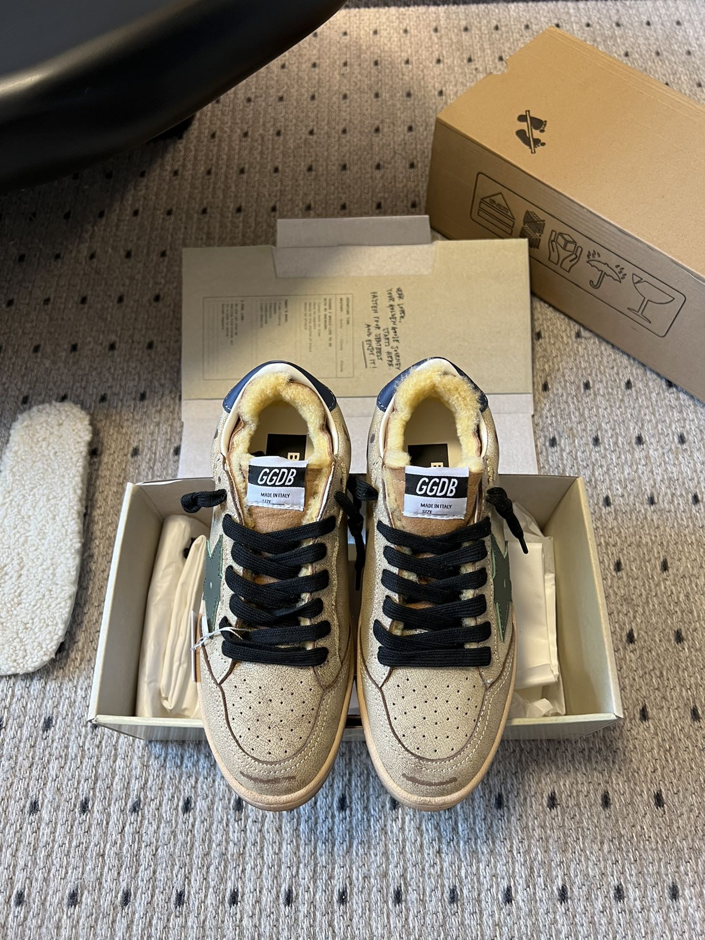 NO:489880,Top quality GGDB dirty shoes and wool shoes OOTD|Cute real lamb wool has been planted in the GGDB ballstar series these days, so let's share it with you. Love it hard, the embarrassment of invisible heightening and refusing to be teased. Many master bloggers and celebrities are wearing small dirty shoes. They are beautiful and delicate, and the wool is thickened with velvet but not big. Their ballstar has been planted in the inner heightening, and the small one is planted in the dirty shoes. The essence of old things is cute and real lamb wool, paired with the leading casual style. Celebrity private servers are used to demonstrate their feet, looking at and keeping warm!  Lamb wool semi-drag, no longer afraid of cold winter, the inner height of the fur insole is 3.5cm, which makes your legs look thin, and it is very versatile. Couple size SIZE35-44, casual shoes/sports shoes, sneakers19860909顶级品质 GGDB 脏脏鞋毛鞋 OOTD|可爱的真羊羔毛 这几天被GGDB ballstar系列羊毛小脏鞋种草了,赶紧来分享给你们 狠狠爱了,隐形增高拒绝被调侃的尴尬,众多达人博主、明星都在穿的小脏鞋,颜值高上脚秀气,羊毛加绒加厚却不显脚大,他们家ballstar都是加了内增高,小个子狠狠被种草 GGDB 脏脏鞋毛鞋,做旧精髓可爱的真羊羔毛,搭配主导的休闲风,明星私服上脚示范,用心好看又保暖！羊羔毛半拖,冷冬也不再怕,毛鞋垫内增高3.5cm,妥妥的显腿瘦,百搭性杠杠的 情侣SIZE35-44码,休闲鞋/运动鞋,sneakers,Women's Shoes