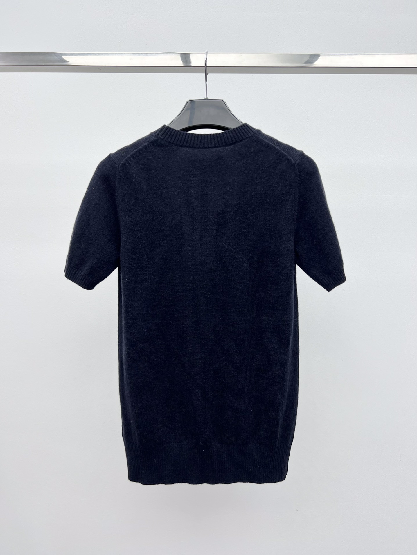 miumi*菱格短袖毛衣 选用100%柔软羊绒面料材质菱形图案为精致工艺增添了俏皮的优雅按miumiu的