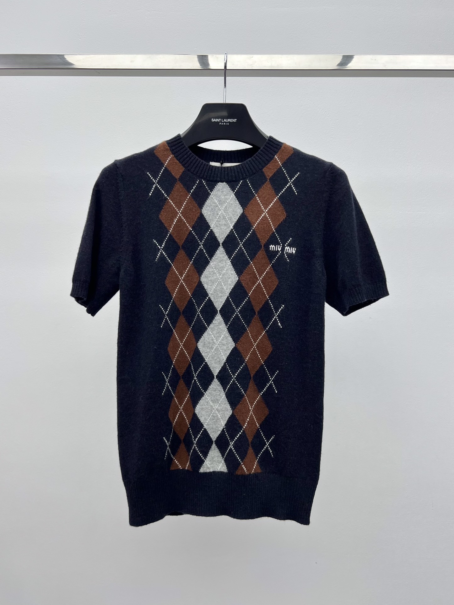 miumi*菱格短袖毛衣 选用100%柔软羊绒面料材质菱形图案为精致工艺增添了俏皮的优雅按miumiu的