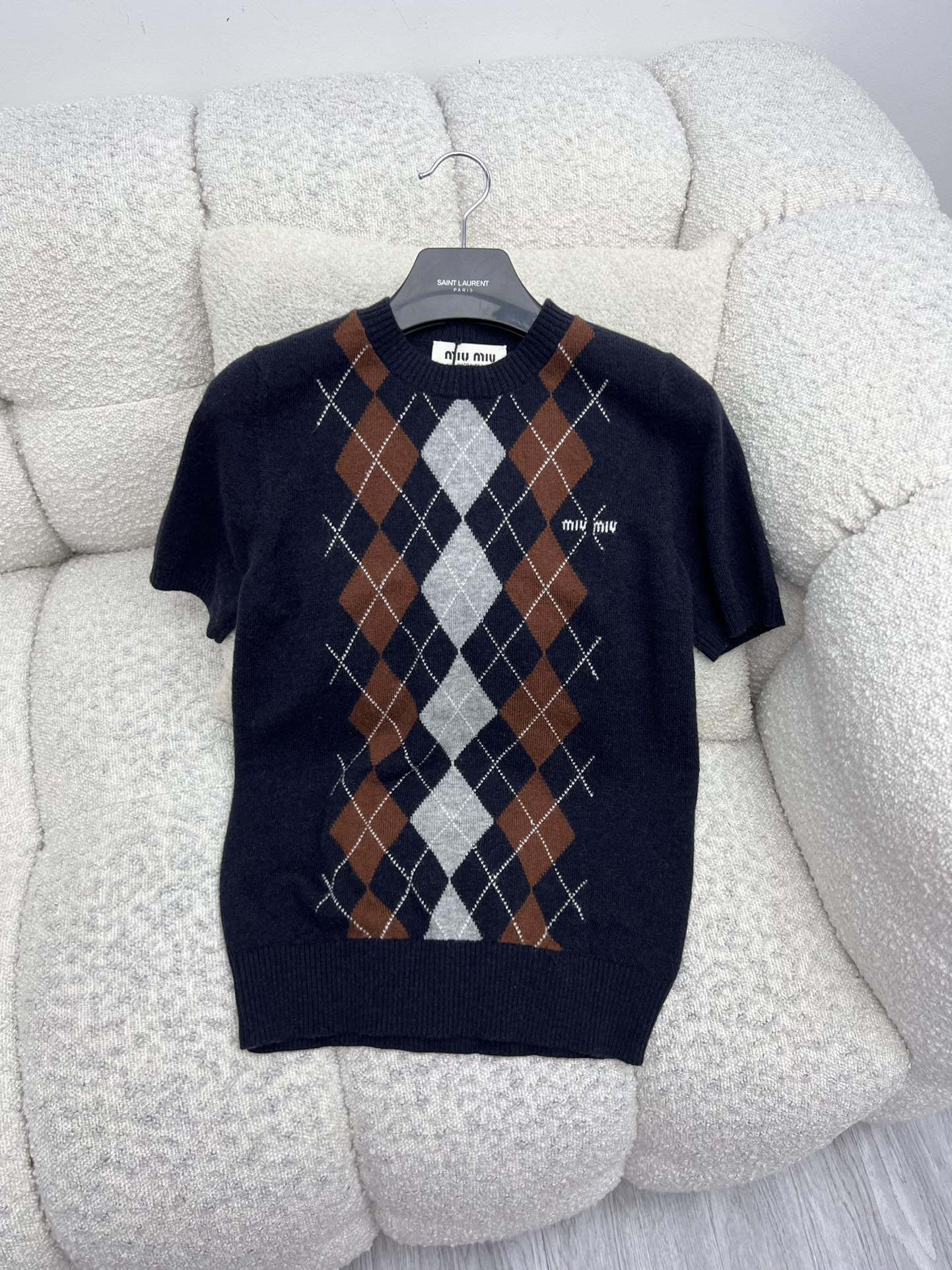 miumi*菱格短袖毛衣 选用100%柔软羊绒面料材质菱形图案为精致工艺增添了俏皮的优雅按miumiu的