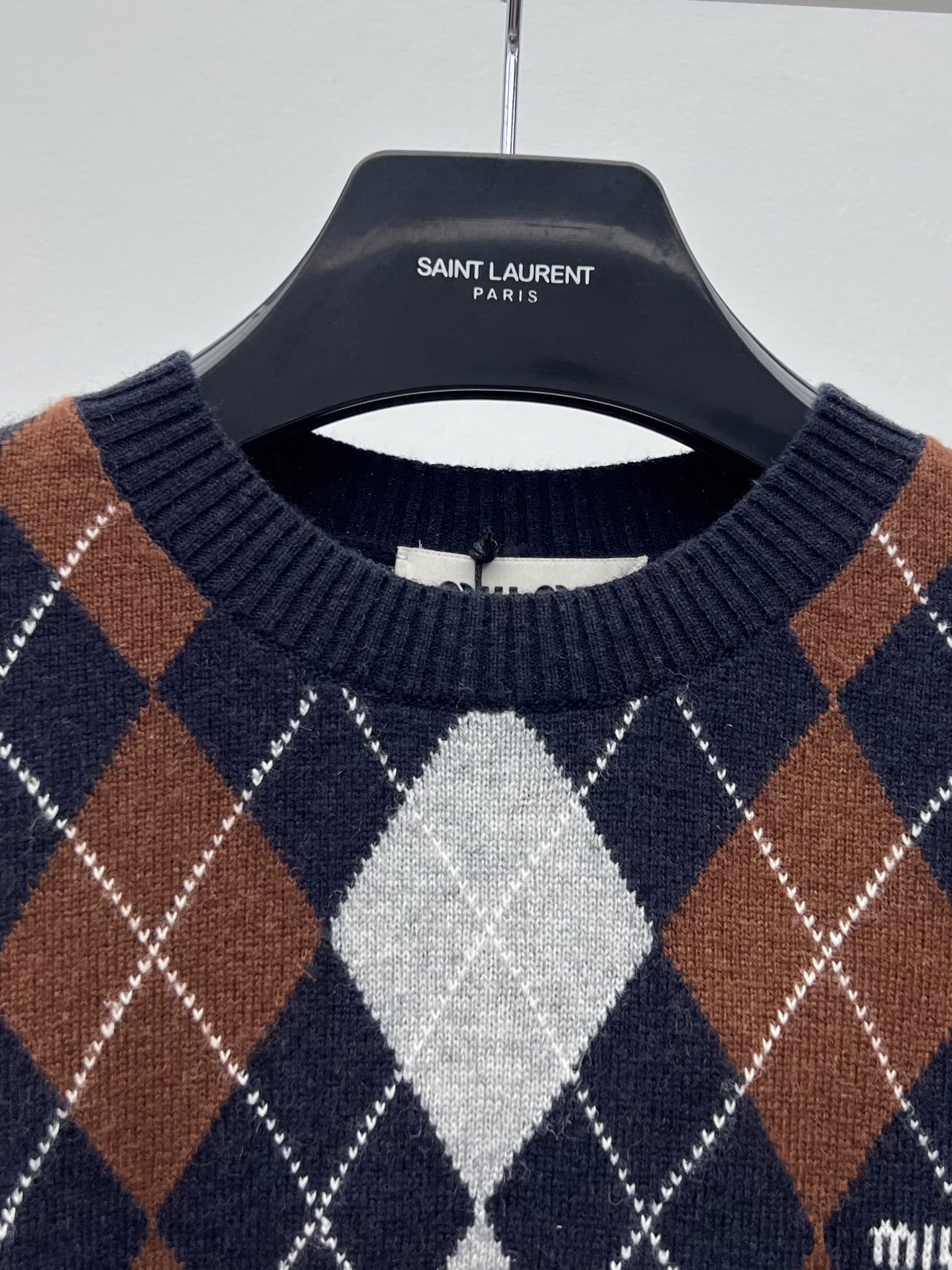 miumi*菱格短袖毛衣 选用100%柔软羊绒面料材质菱形图案为精致工艺增添了俏皮的优雅按miumiu的