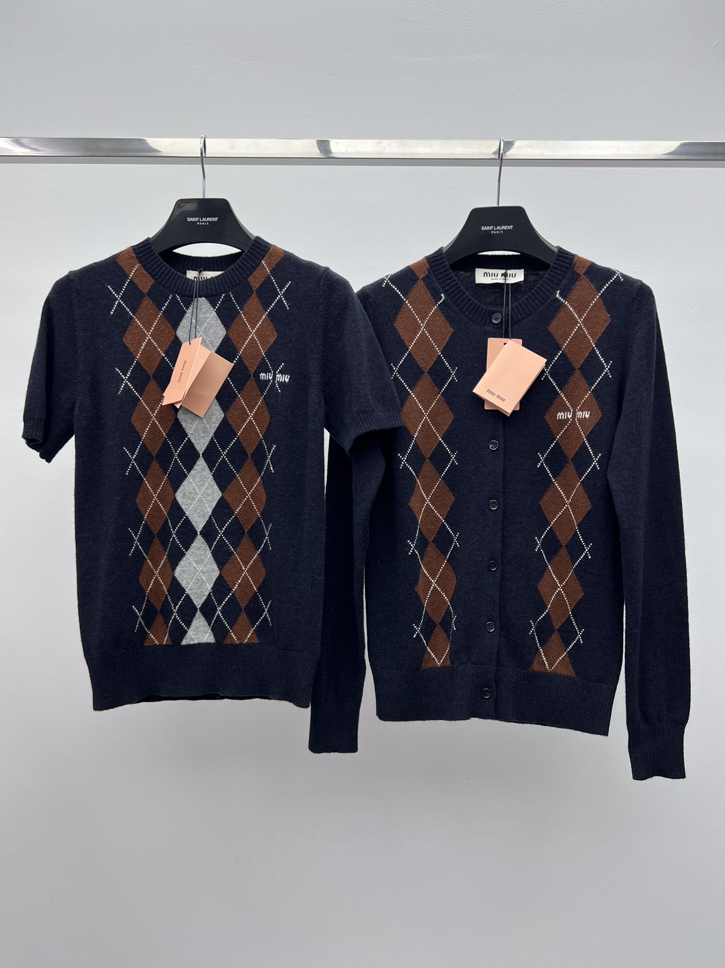 miumi*菱格短袖毛衣 选用100%柔软羊绒面料材质菱形图案为精致工艺增添了俏皮的优雅按miumiu的