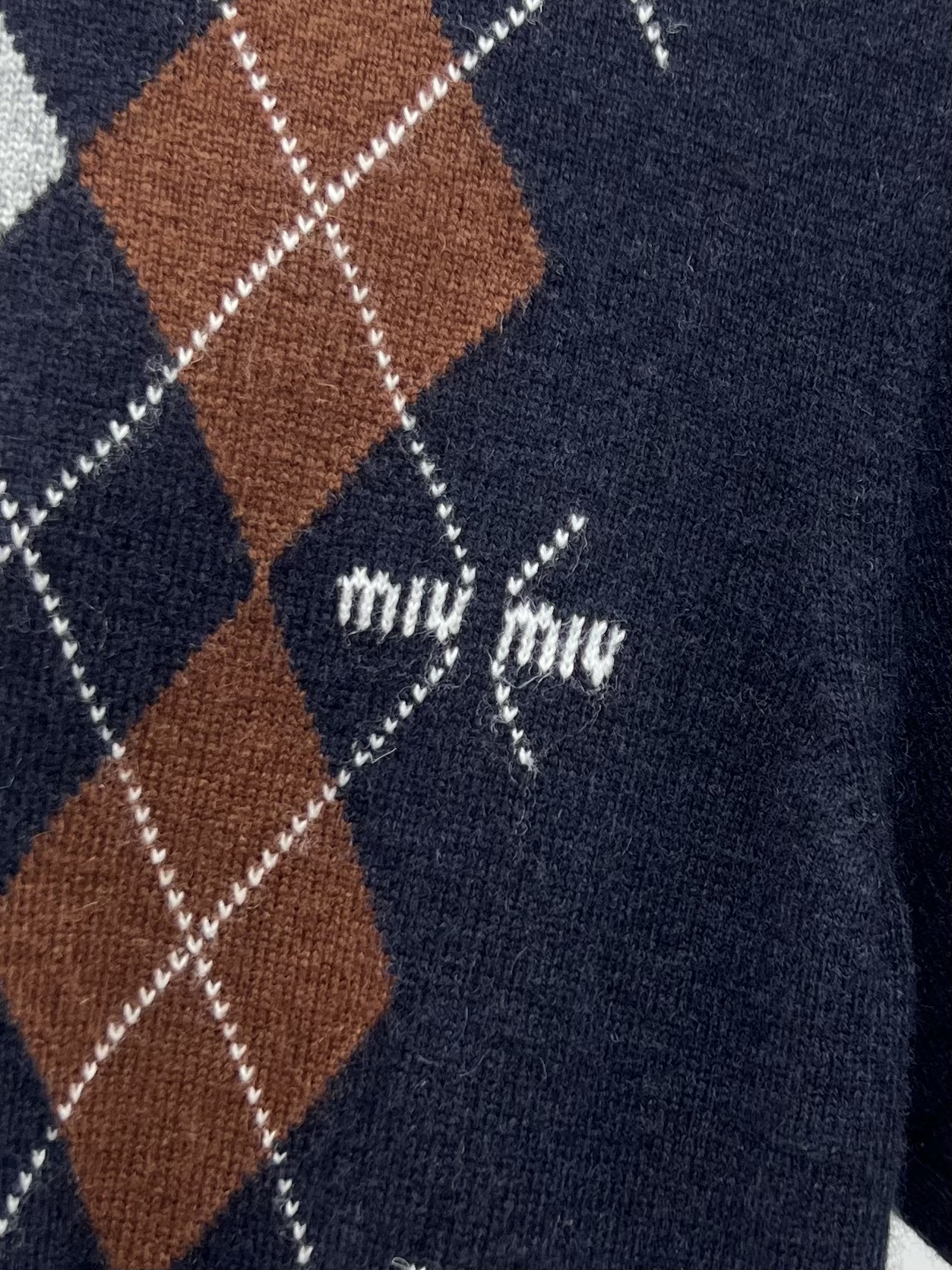 miumi*菱格短袖毛衣 选用100%柔软羊绒面料材质菱形图案为精致工艺增添了俏皮的优雅按miumiu的