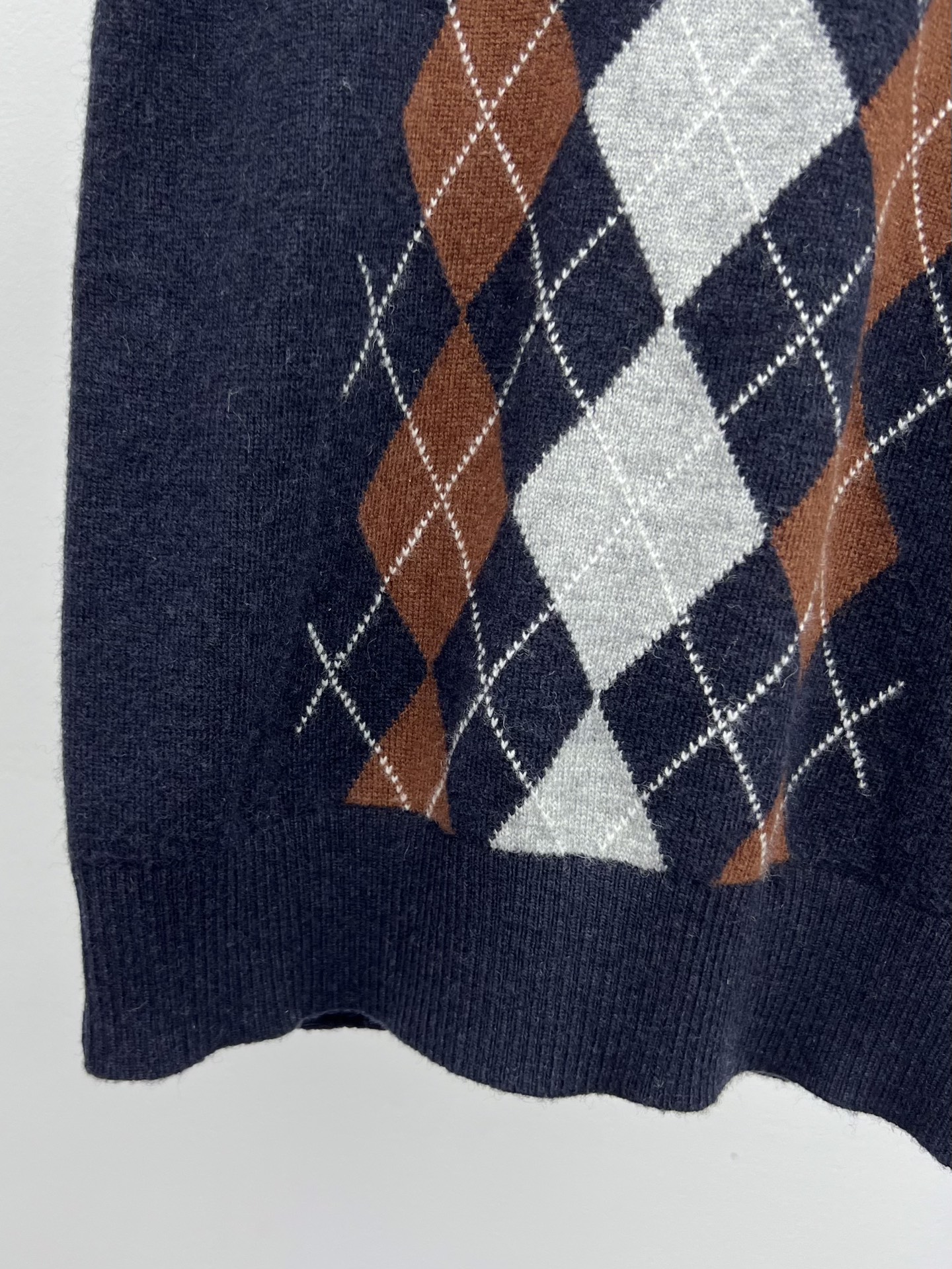 miumi*菱格短袖毛衣 选用100%柔软羊绒面料材质菱形图案为精致工艺增添了俏皮的优雅按miumiu的