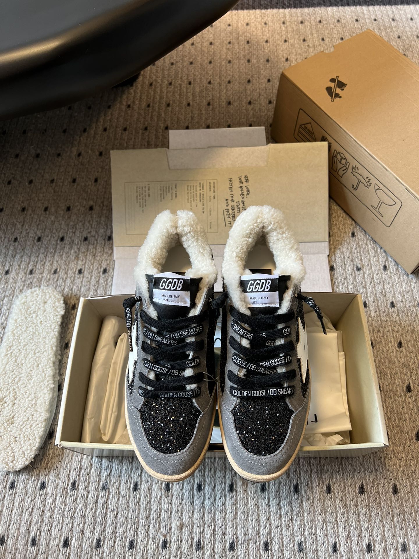 NO:482116,GGDB dirty shoes and wool shoes OOTD|Cute real lamb wool has been planted in the GGDB ballstar series these days, so let's share it with you. I love it hard, the embarrassment of invisible heightening and refusing to be teased. Many master bloggers and celebrities are wearing small dirty shoes. They are beautiful and delicate, and the wool is thickened with velvet but not big. Their ballstar has been planted in the inner heightening, and the small one is planted in the small GGDB dirty shoes and wool shoes, the old essence is cute and real lamb wool, paired with the leading casual style, celebrity private servers are used to demonstrate their feet, looking at and keeping warm!  Lamb wool semi-tugging, no longer afraid of cold winter, the inner height of the fur insole increases by 3.5cm, which makes your legs look thin, and it is versatile. The size is 35/40 (40 custom made without return or exchange, casual shoes/sports shoes, sneakers19860909GGDB 脏脏鞋毛鞋 OOTD|可爱的真羊羔毛 这几天被GGDB ballstar系列羊毛小脏鞋种草了,赶紧来分享给你们 狠狠爱了,隐形增高拒绝被调侃的尴尬,众多达人博主、明星都在穿的小脏鞋,颜值高上脚秀气,羊毛加绒加厚却不显脚大,他们家ballstar都是加了内增高,小个子狠狠被种草 GGDB 脏脏鞋毛鞋,做旧精髓可爱的真羊羔毛,搭配主导的休闲风,明星私服上脚示范,用心好看又保暖！羊羔毛半拖,冷冬也不再怕,毛鞋垫内增高3.5cm,妥妥的显腿瘦,百搭性杠杠的 码数35/40（40定做不退不换,休闲鞋/运动鞋,sneakers,Women's Shoes