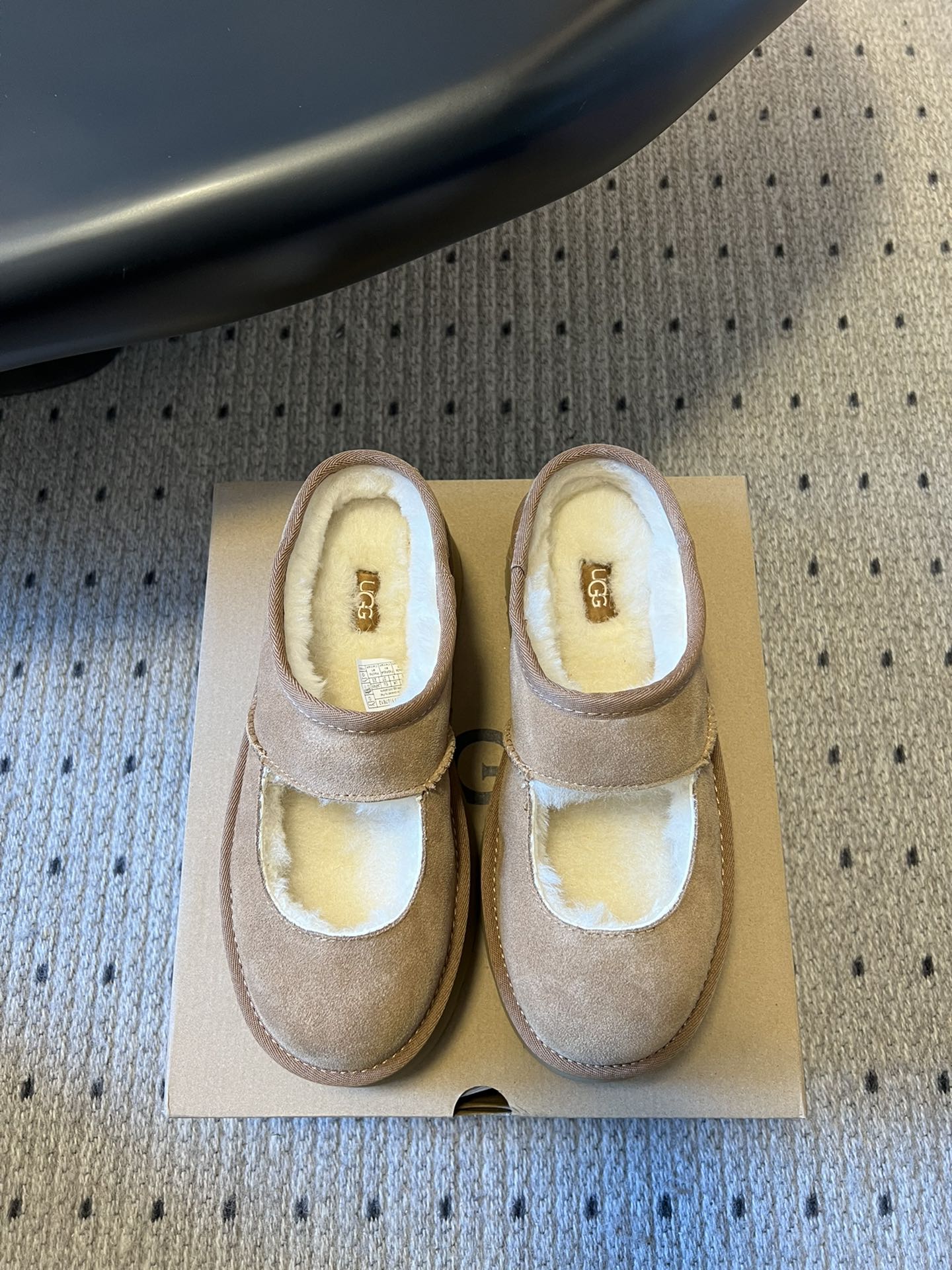 NO:356773,UGG 2025 Furry ballet and Mary Jane in autumn and winter. Cute and sexy temperament. Mary Jane must be on the list. Can you imagine that UGG can have such fashionable old cotton shoes?  The product selection department is really attentive. I want to hide the light colored one and buy it home after get off work. Mom is no longer afraid that we will freeze our hands and feet in winter. It is also taller and cute, soft, glutinous and cheap. The upper is high mercerized beef velvet, the inner fur is integrated, the sole EVA combination sole SIZE35-40 (40 customized, no return or exchange),,mary jane19860909UGG 2025 秋冬季毛茸茸的芭蕾和玛丽珍 可爱与性感并存的气质,玛丽珍必须榜上有名,你能想到UGG能有那么洋气的老棉鞋？选品部门真的是用心了,我要把浅色那款藏起来下班买回家,妈妈再也不怕我们冬天冻手冻脚了,它还增高还可可爱爱软软糯糯还便宜 鞋面高丝光牛绒 内里皮毛一体 大底EVA组合大底 SIZE35-40（40定制不退换）,,mary jane,Men's shoes