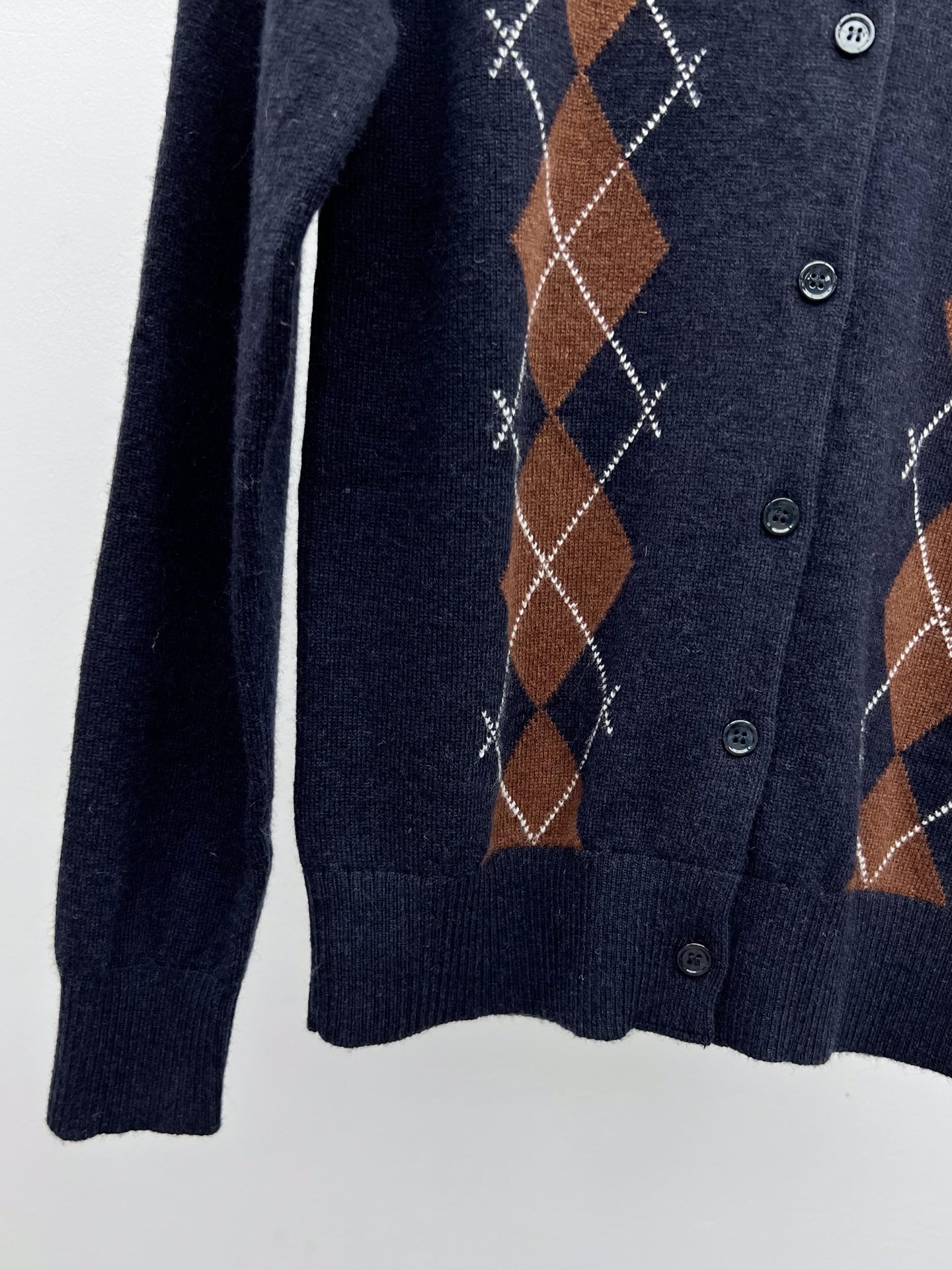 miumi*菱格羊绒开衫提花羊绒优雅的包裹纤细的轮廓圆领合身版型 罗纹针织细节提升了剪裁结构撞色菱格纹元