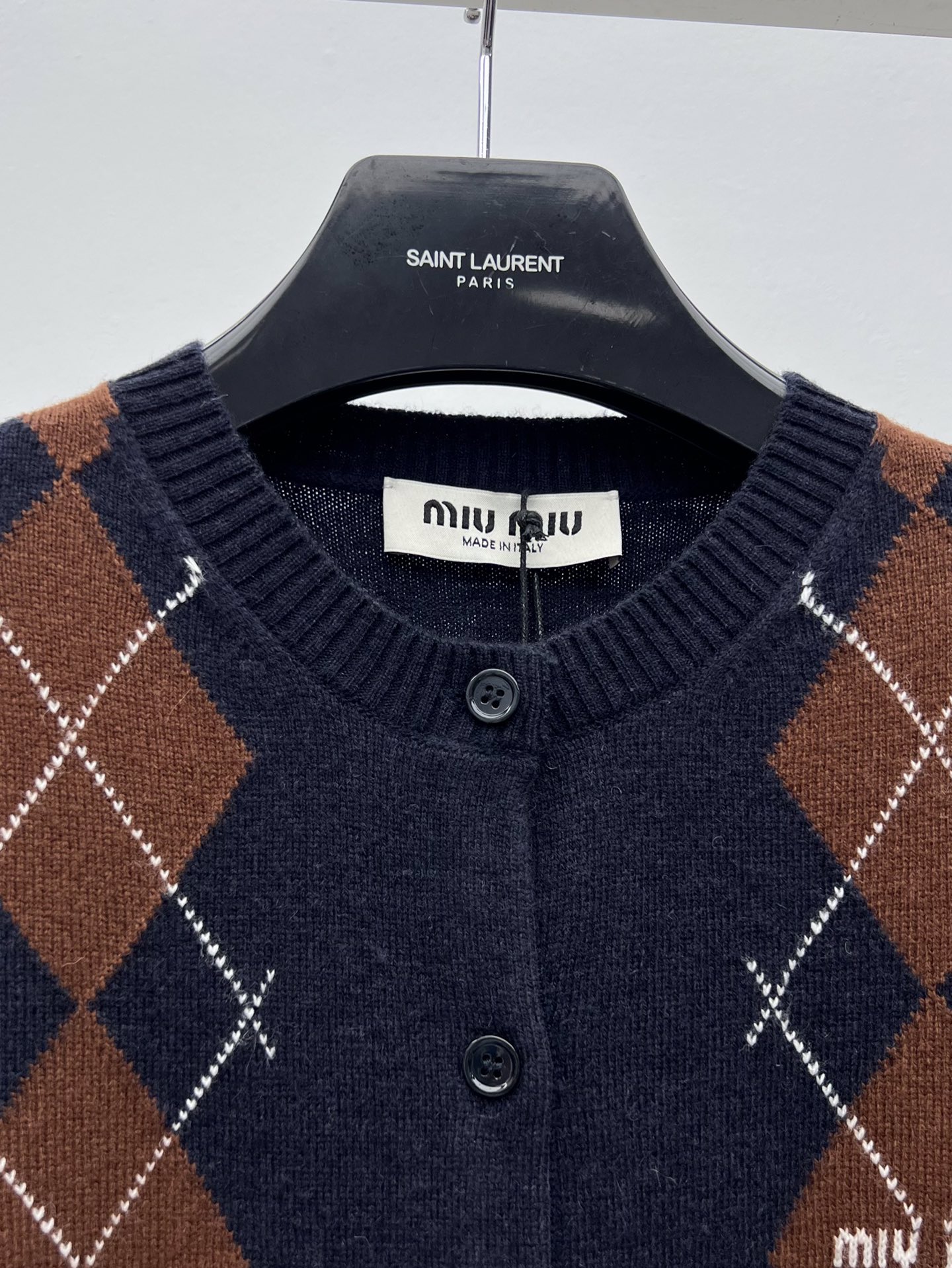 miumi*菱格羊绒开衫提花羊绒优雅的包裹纤细的轮廓圆领合身版型 罗纹针织细节提升了剪裁结构撞色菱格纹元