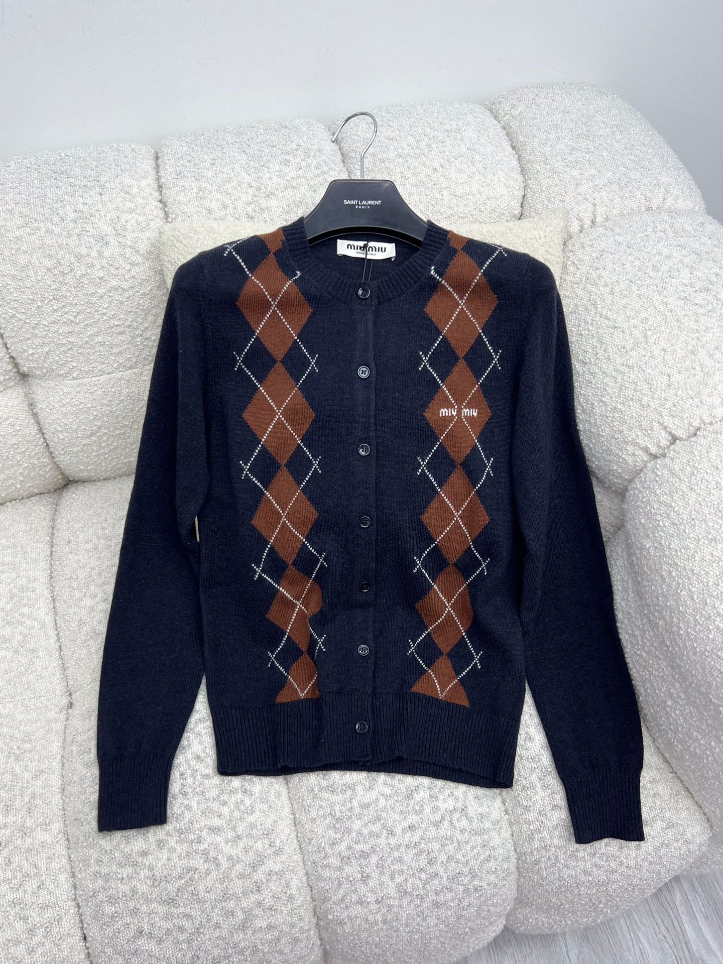 miumi*菱格羊绒开衫提花羊绒优雅的包裹纤细的轮廓圆领合身版型 罗纹针织细节提升了剪裁结构撞色菱格纹元