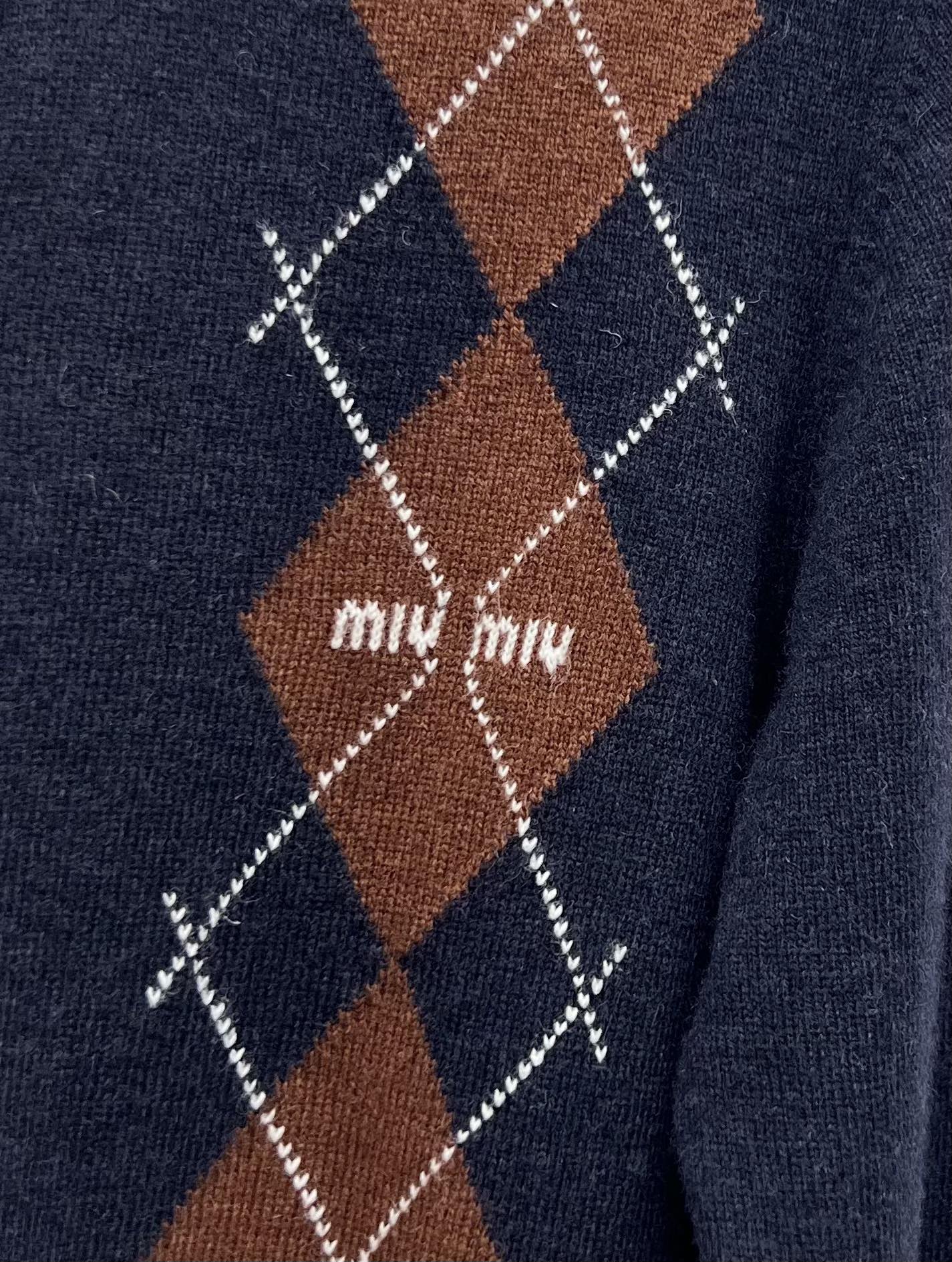 miumi*菱格羊绒开衫提花羊绒优雅的包裹纤细的轮廓圆领合身版型 罗纹针织细节提升了剪裁结构撞色菱格纹元