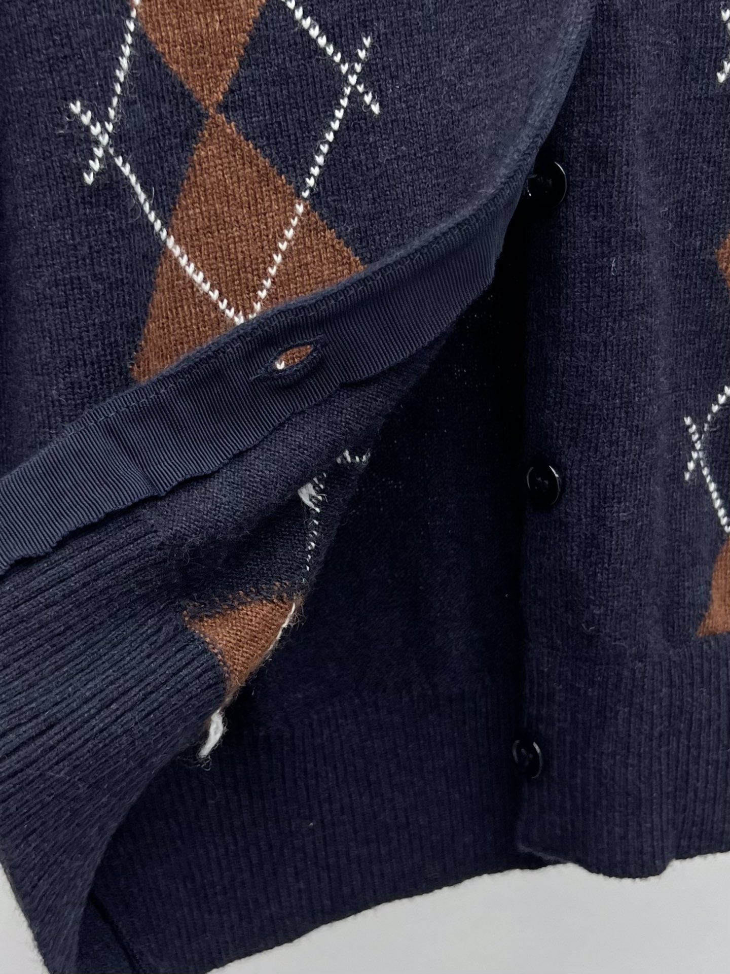 miumi*菱格羊绒开衫提花羊绒优雅的包裹纤细的轮廓圆领合身版型 罗纹针织细节提升了剪裁结构撞色菱格纹元