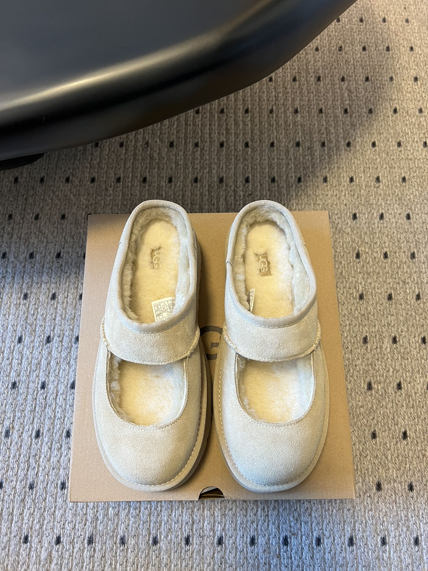 NO:356791,UGG 2025 Furry ballet and Mary Jane in autumn and winter. Cute and sexy temperament. Mary Jane must be on the list. Can you imagine that UGG can have such fashionable old cotton shoes?  The product selection department is really attentive. I want to hide the light colored one and buy it home after get off work. Mom is no longer afraid that we will freeze our hands and feet in winter. It is also taller and cute, soft, glutinous and cheap. The upper is high mercerized beef velvet, the inner fur is integrated, the sole EVA combination sole SIZE35-40 (40 customized, no return or exchange),,mary jane19860909UGG 2025 秋冬季毛茸茸的芭蕾和玛丽珍 可爱与性感并存的气质,玛丽珍必须榜上有名,你能想到UGG能有那么洋气的老棉鞋？选品部门真的是用心了,我要把浅色那款藏起来下班买回家,妈妈再也不怕我们冬天冻手冻脚了,它还增高还可可爱爱软软糯糯还便宜 鞋面高丝光牛绒 内里皮毛一体 大底EVA组合大底 SIZE35-40（40定制不退换）,,mary jane,Men's shoes