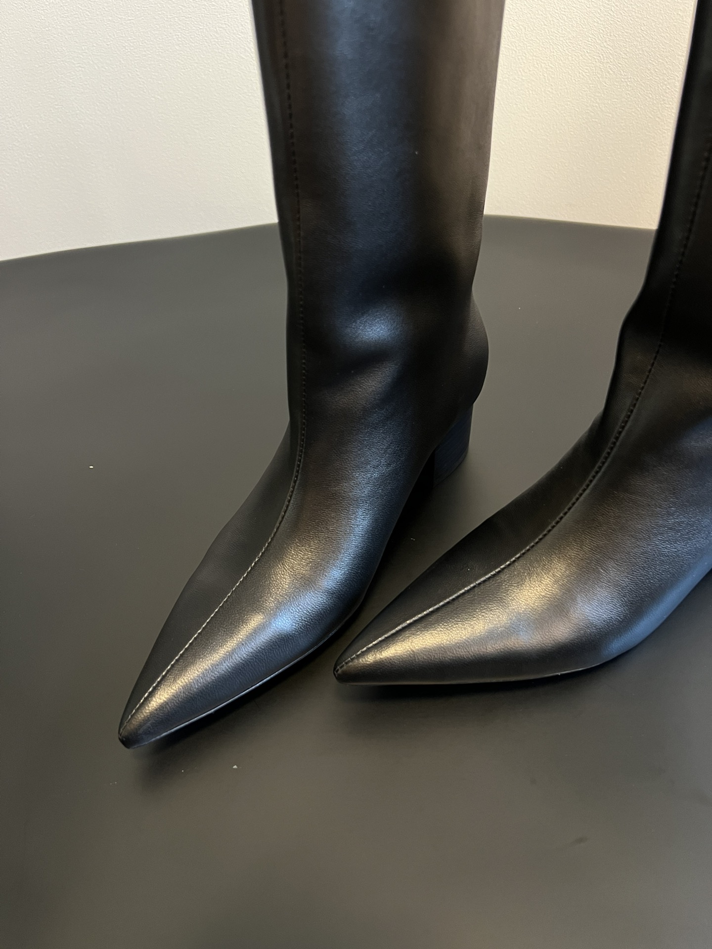 Khait* 25 aw 走秀款蛇皮纹靴把酷飒与高级焊死了 超绝版型 漆皮自带光泽滤镜 尖头+利落靴型 