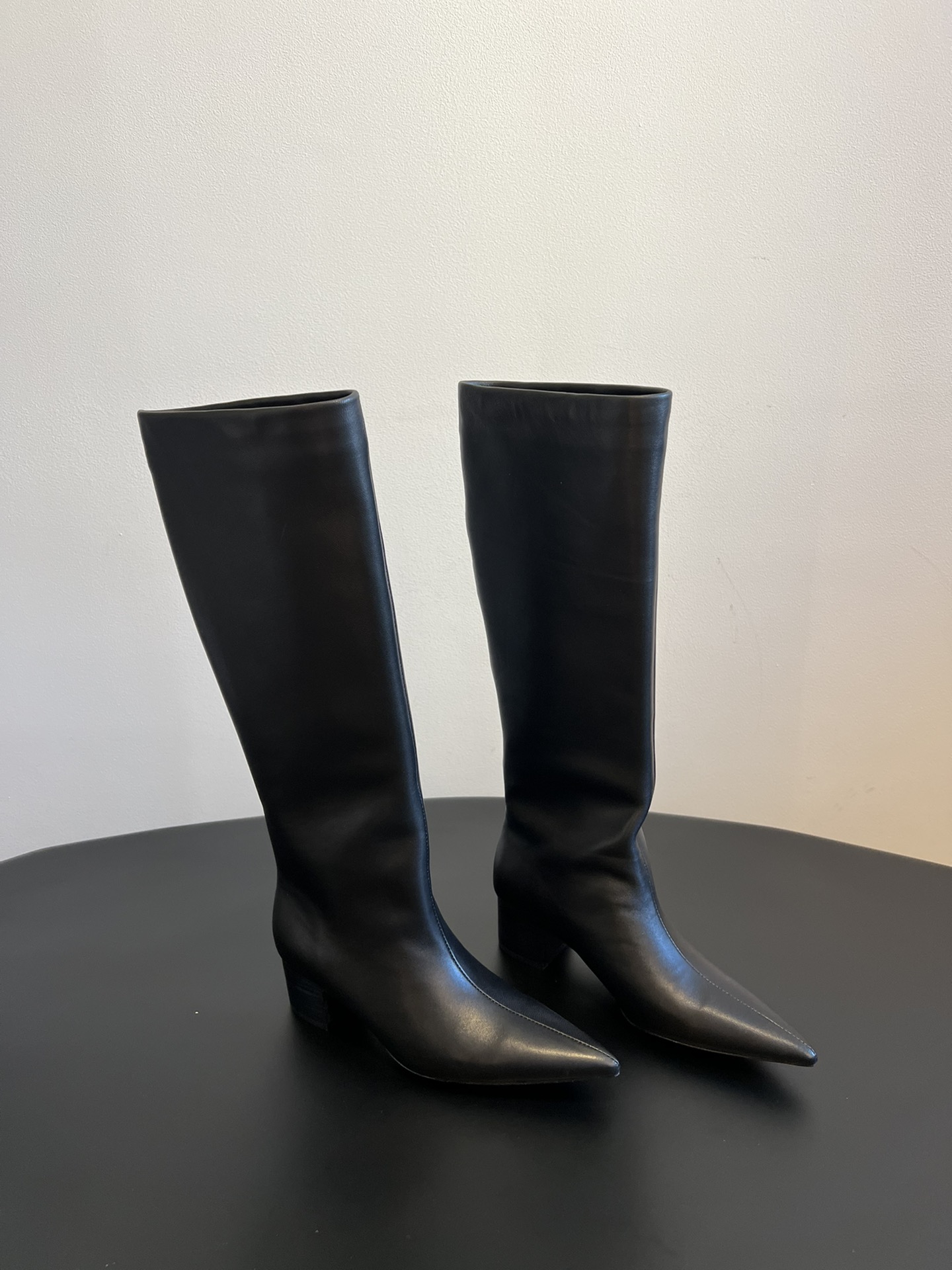 Khait* 25 aw 走秀款蛇皮纹靴把酷飒与高级焊死了 超绝版型 漆皮自带光泽滤镜 尖头+利落靴型 