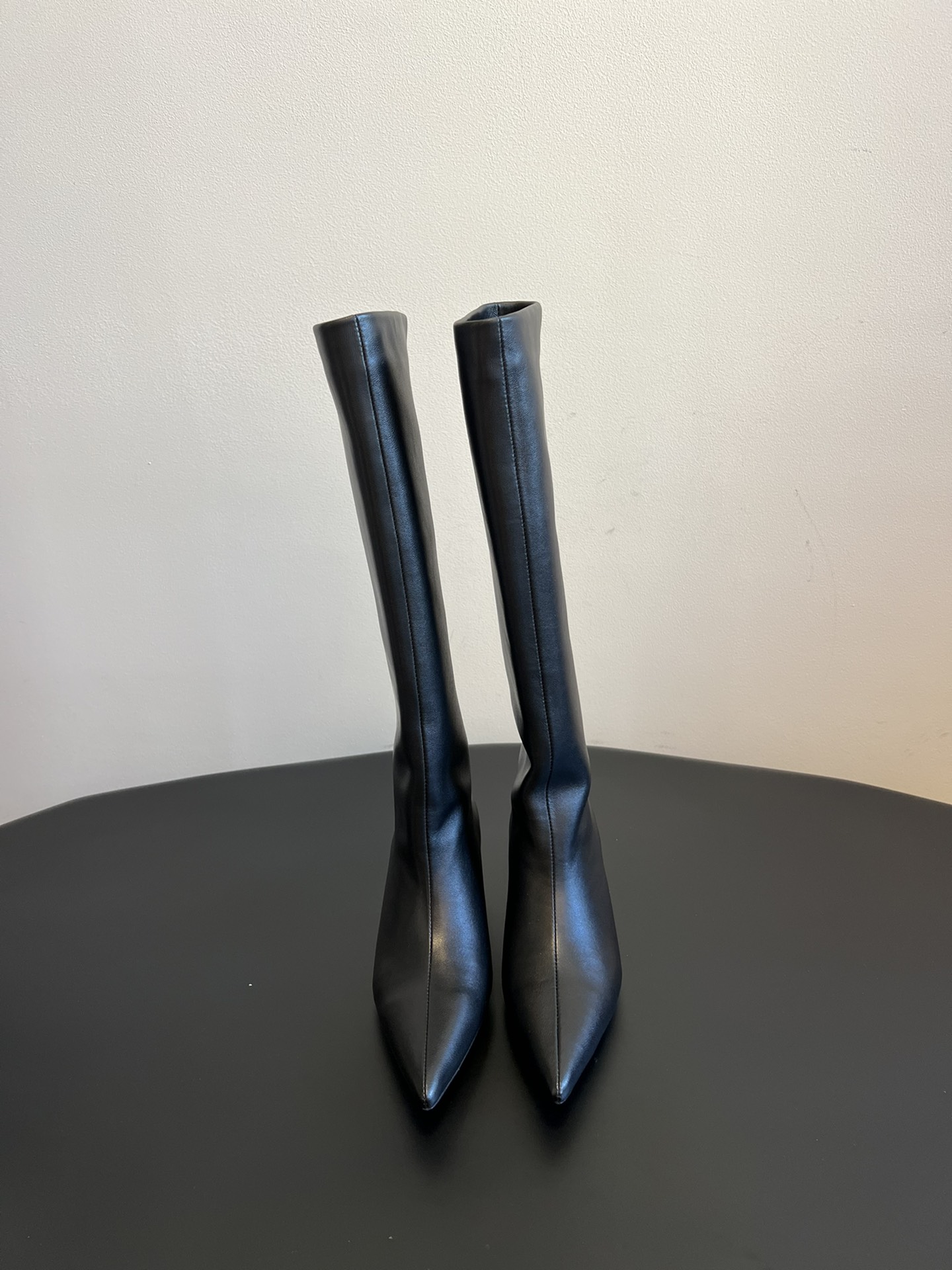 Khait* 25 aw 走秀款蛇皮纹靴把酷飒与高级焊死了 超绝版型 漆皮自带光泽滤镜 尖头+利落靴型 