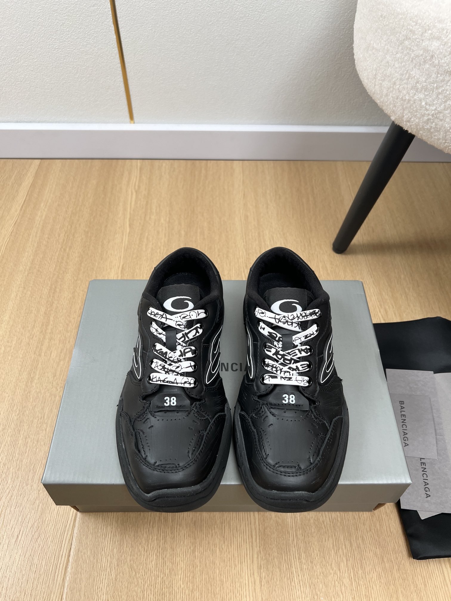 NO:485205,High-version couple model Balenciaga | 2025 B-home 2025 autumn new product, counter new Hamptons series couple model round toe old broken skateboard shoes, dad shoes casual sneakers series, Xiaohongshu pushes the hottest style, super popular. Paris 18th generation dad shoes, the shoe body incorporates bristle design, exposed stitching, asymmetric details, aging scratches, as well as graffiti-style lace words and obvious toe curves. Unlike the exaggerated and heavy 3XL and Cargo style style style, the Hamptons Sneaker has some contour convergence, adopts a more traditional sole structure that Balencia rarely uses, and is equipped with a spliced ​​leather upper, making the overall shape more daily but still unique!  The original mold opening of Dongguan's powerful factory is replicated. All materials and crafts are completely following the original version, created with heavy industry, and the old process deepens the texture and details!  Restore the official configuration from the inside out 100%!  Top spot exclusively for stock, crushing all versions, welcome to compare casually. Original imported cowhide, inner lining, original custom towel velvet, large sole, open mold, large size, size 35-40, male, 39-45 (female 40, male, 45 customized), casual shoes/sports shoes, balenciaga, balenciaga, sneakers, cowhide19860909高版本情侣款 Balenciaga巴黎世家 | 2025 B家2025秋季新品 专柜新款Hamptons系列情侣款圆头做旧破损滑板鞋老爹鞋休闲运动鞋系列 小红书力推爆款超火爆 巴黎第18代老爹鞋,鞋身融入了毛边设计、外露缝线、不对称细节、做旧刮痕,以及涂鸦风格的鞋带字样和明显的鞋头弧度.不同于此前夸张厚重的3XL和Cargo等款式,Hamptons Sneaker在轮廓上有所收敛,采用了巴黎世家较少使用的更为传统的鞋底结构,并配有拼接皮革鞋面,使整体造型更加日常但依然不失个性！ 东莞实力大厂原版开模11复刻,所有材质、工艺完全遵循原版,重工打造,做旧工艺深化质感和细节！从里到外一切百分百还原官方配置！顶级现货专供,碾压一切版本,欢迎随便对比 鞋面原版进口头层牛皮 内里原版定制毛巾绒里 大底原版开模大底 码数女35-40男39-45（女40男45定制）,休闲鞋/运动鞋,balenciaga,balenciaga,sneakers,cowhide,Women's Shoes